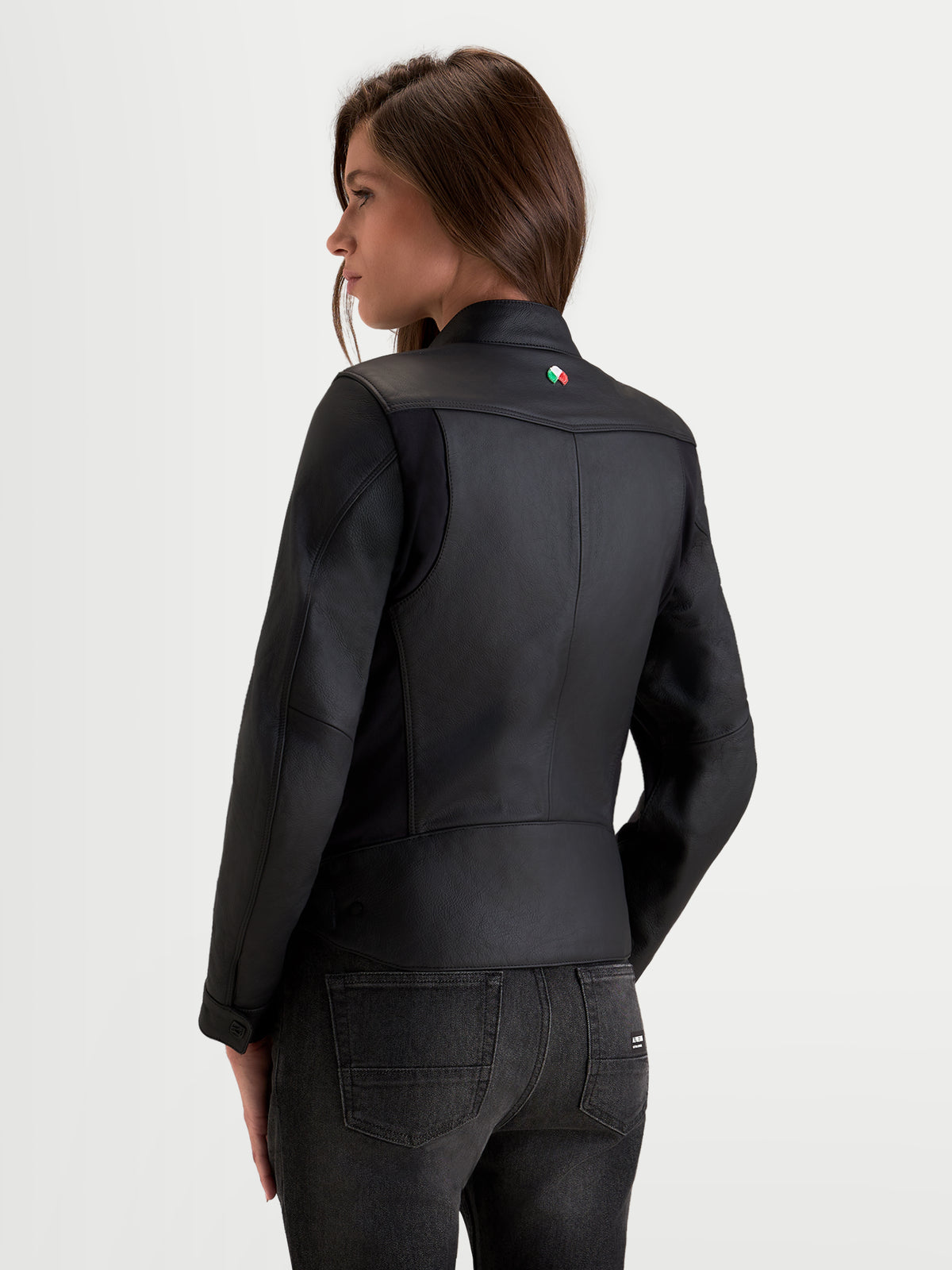 Alpinestars Stella Maver X Veste en cuir, blouson de moto urbain pour femme noir, vue de dos montrant la construction en cuir premium et le col motard porté par un modèle