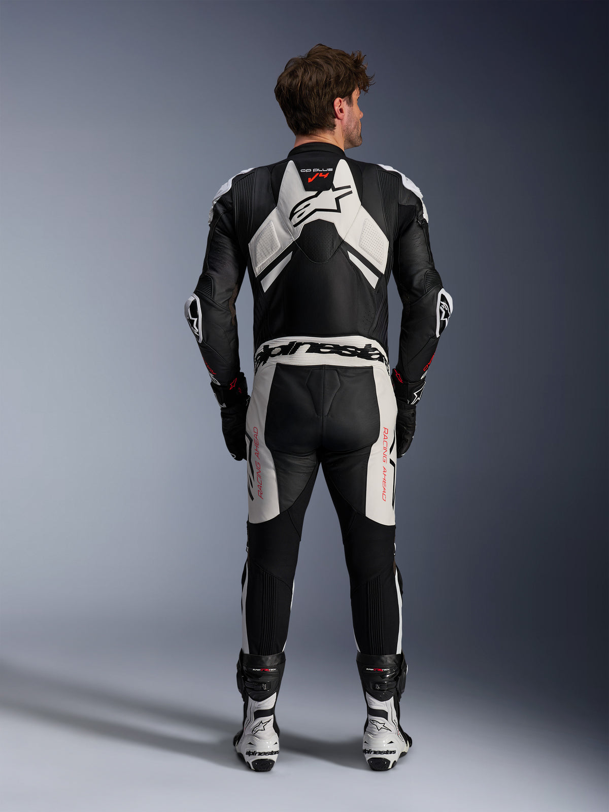 Alpinestars GP Plus V4 Sprint, combinaison en cuir homme noire et blanche avec rouge fluo et bosse aérodynamique.