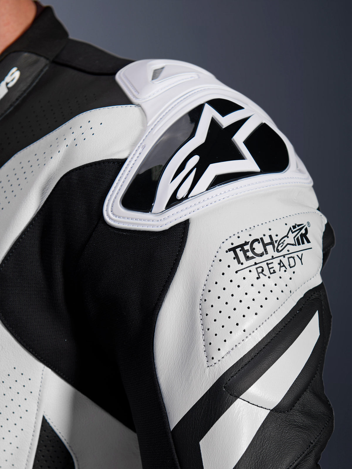 Alpinestars GP Plus V4 Sprint, combinaison en cuir de course noir et blanc, protection d'épaule et logo Tech-Air Ready.