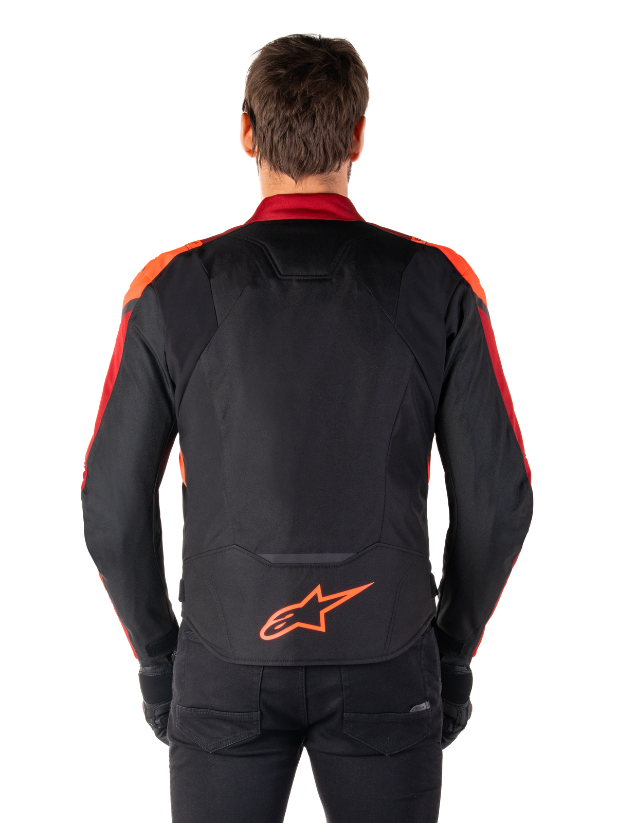 Veste imperméable Alpinestars T-Jaws V4, vue arrière, noir avec accents rouge fluo et rouge foncé, logo orange sur le bas du dos, panneau arrière allongé pour une meilleure couverture en position de conduite, veste de moto en textile au style sportif