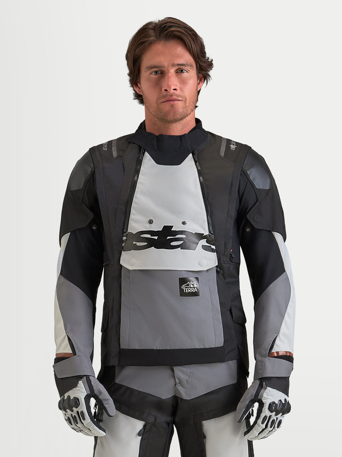Alpinestars Harok V 2 Drystar, veste de moto adventure pour homme en gris foncé, gris glacier et noir, portée par un modèle