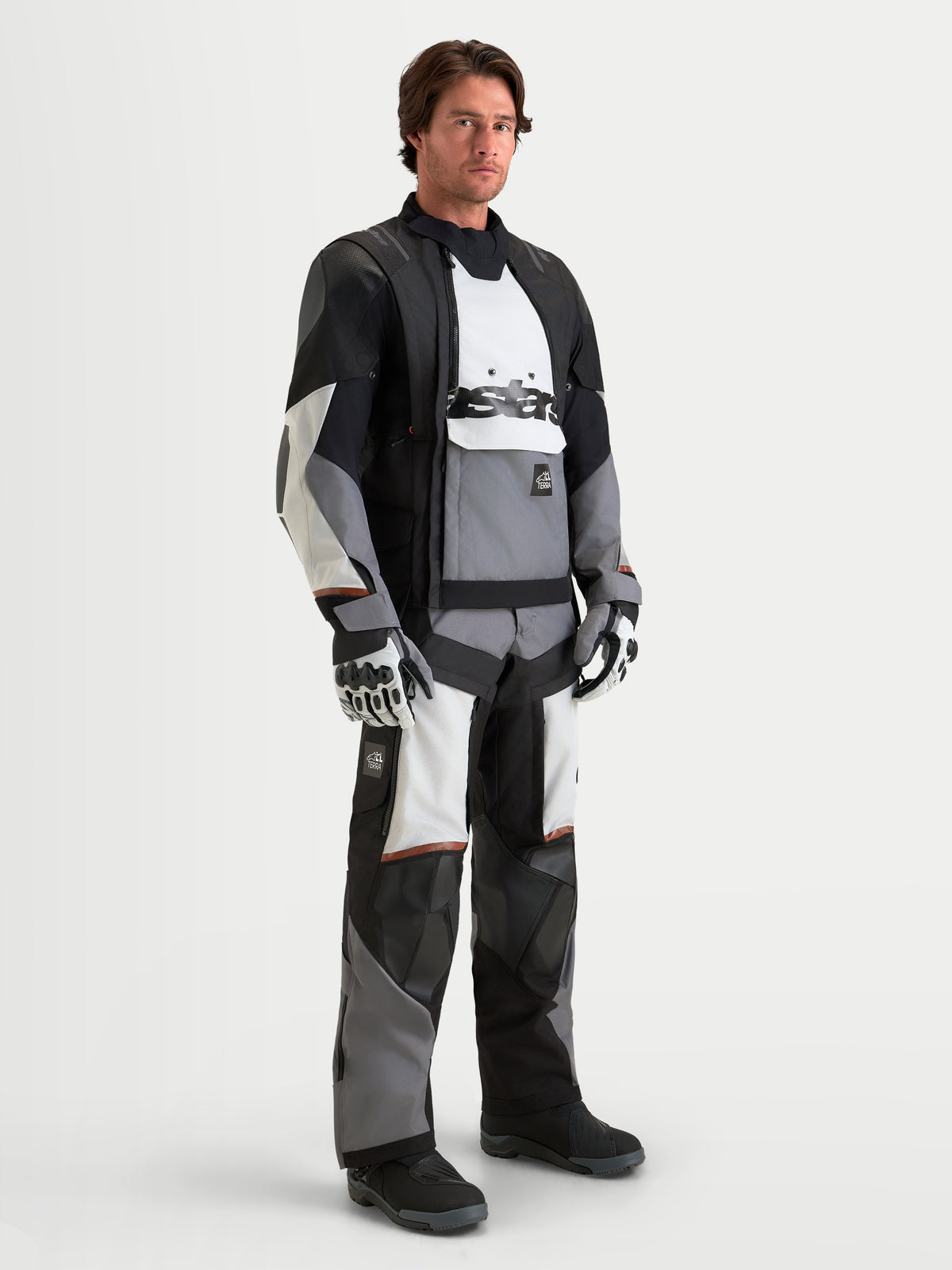 Alpinestars Harok V2 Drystar, veste de moto adventure pour homme en gris foncé, gris glacier et noir, avec construction modulaires imperméable et protection certifiée CE, portée par un mannequin