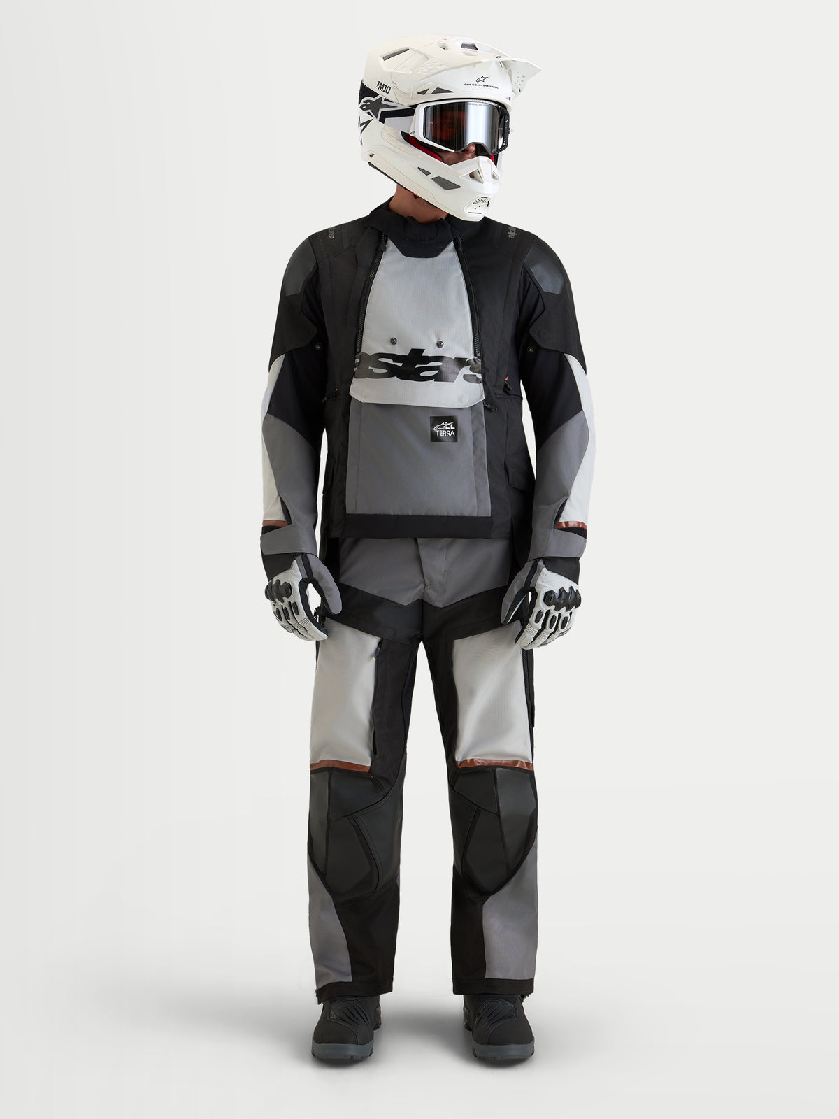 Alpinestars Harok V 2 Drystar Veste, veste de moto d'aventure pour homme en gris foncé, gris glacier et noir, portée avec un équipement complet assorti, casque et gants, certifiée AA