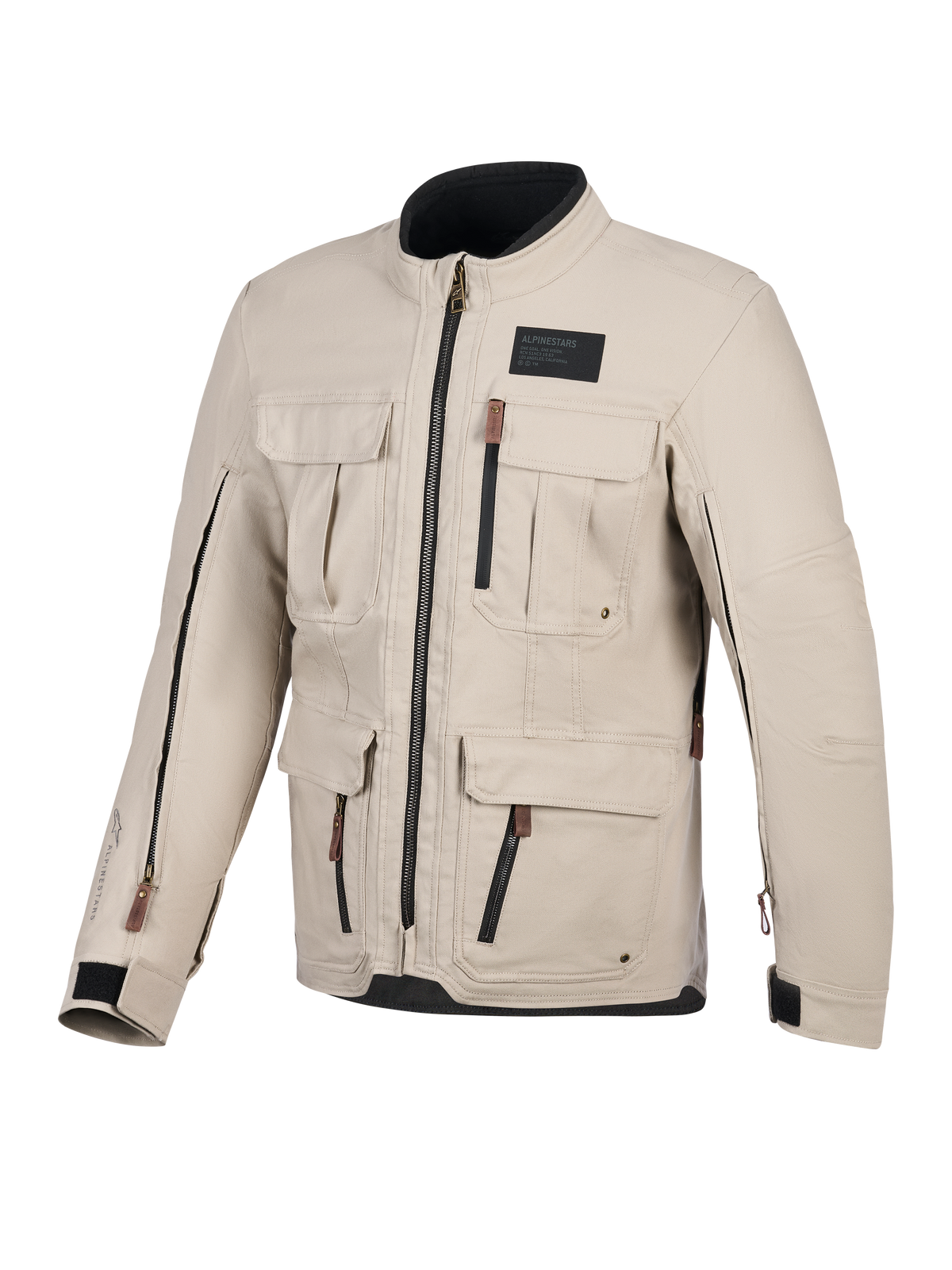 Veste Alpinestars Borrego Drystar®, veste de moto, gris chaud, vue de face avec plusieurs poches cargo, fermetures éclair noires avec tirettes marron, texture en toile cirée et un écusson noir sur la poitrine.