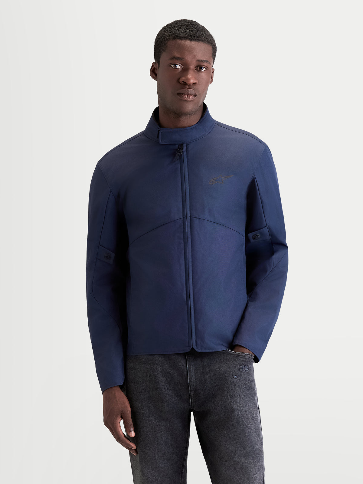 Alpinestars C 1 Waterproof Veste, veste de moto urbaine contemporaine pour homme en bleu foncé, vue de face portée par un modèle montrant la construction imperméable et le col à finition douce
