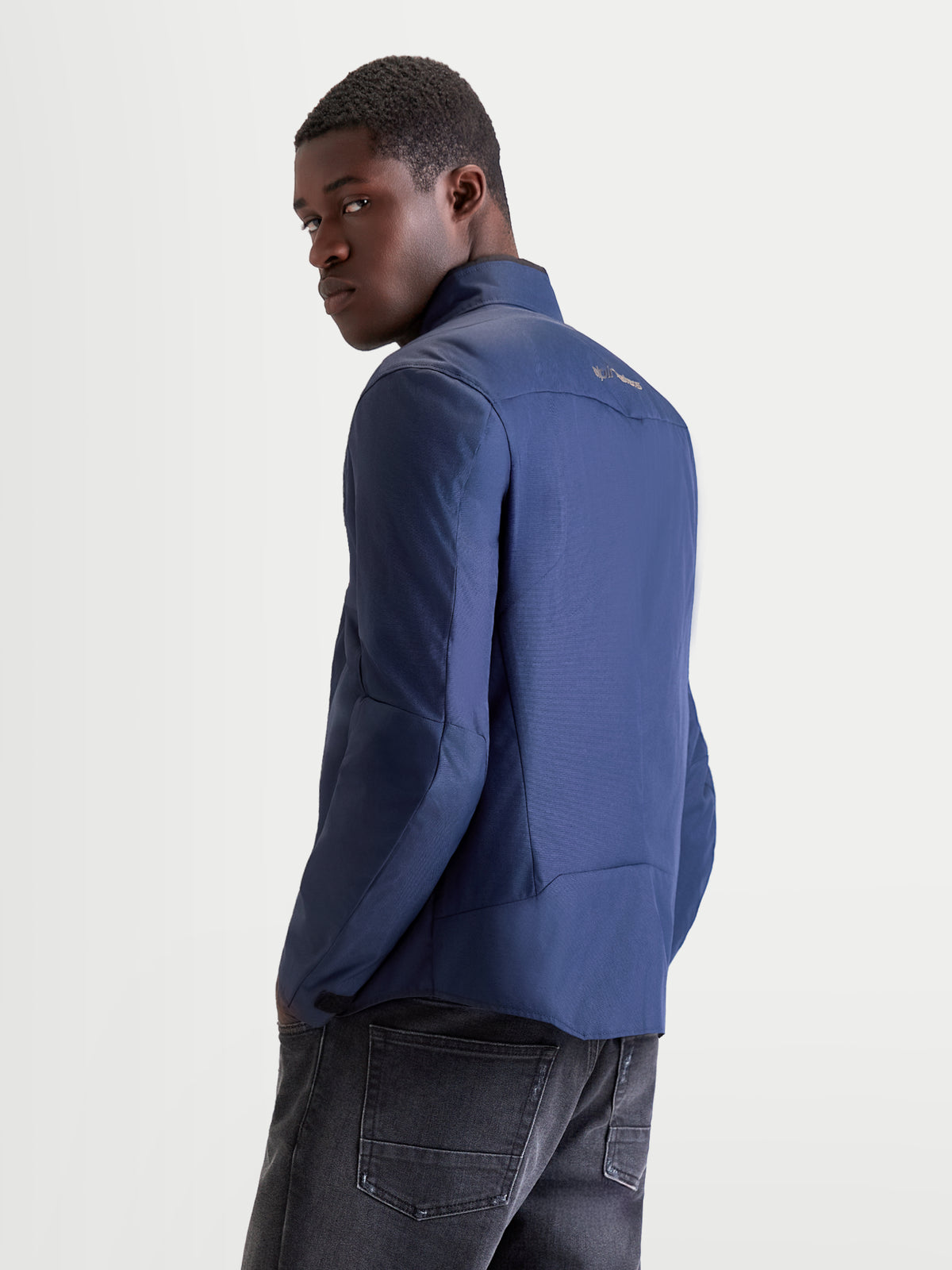 Alpinestars C-1 Waterproof Veste, veste de moto urbaine contemporaine pour homme en bleu foncé, vue de dos montrant la construction en tissu polyfabric et le modèle ergonomique 3D portée par un modèle