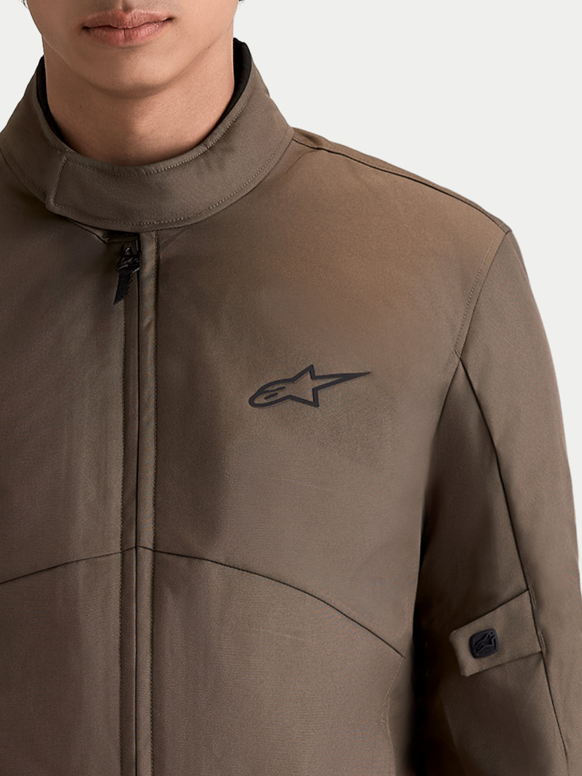 Alpinestars C 1 Waterproof Veste, veste de moto urbaine en textile marron et noir, vue rapprochée montrant le col à finition douce et le logo Astar