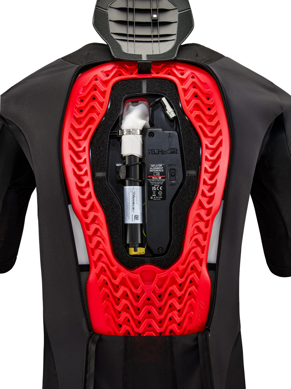 Système d'airbag Alpinestars Tech-Air 5 Plasma, vue interne montrant la cartouche de rechange noire installée et l'unité de contrôle électronique, intégrée dans une protection dorsale Nucleon Plasma rouge vif à l'intérieur d'un gilet de protection noir