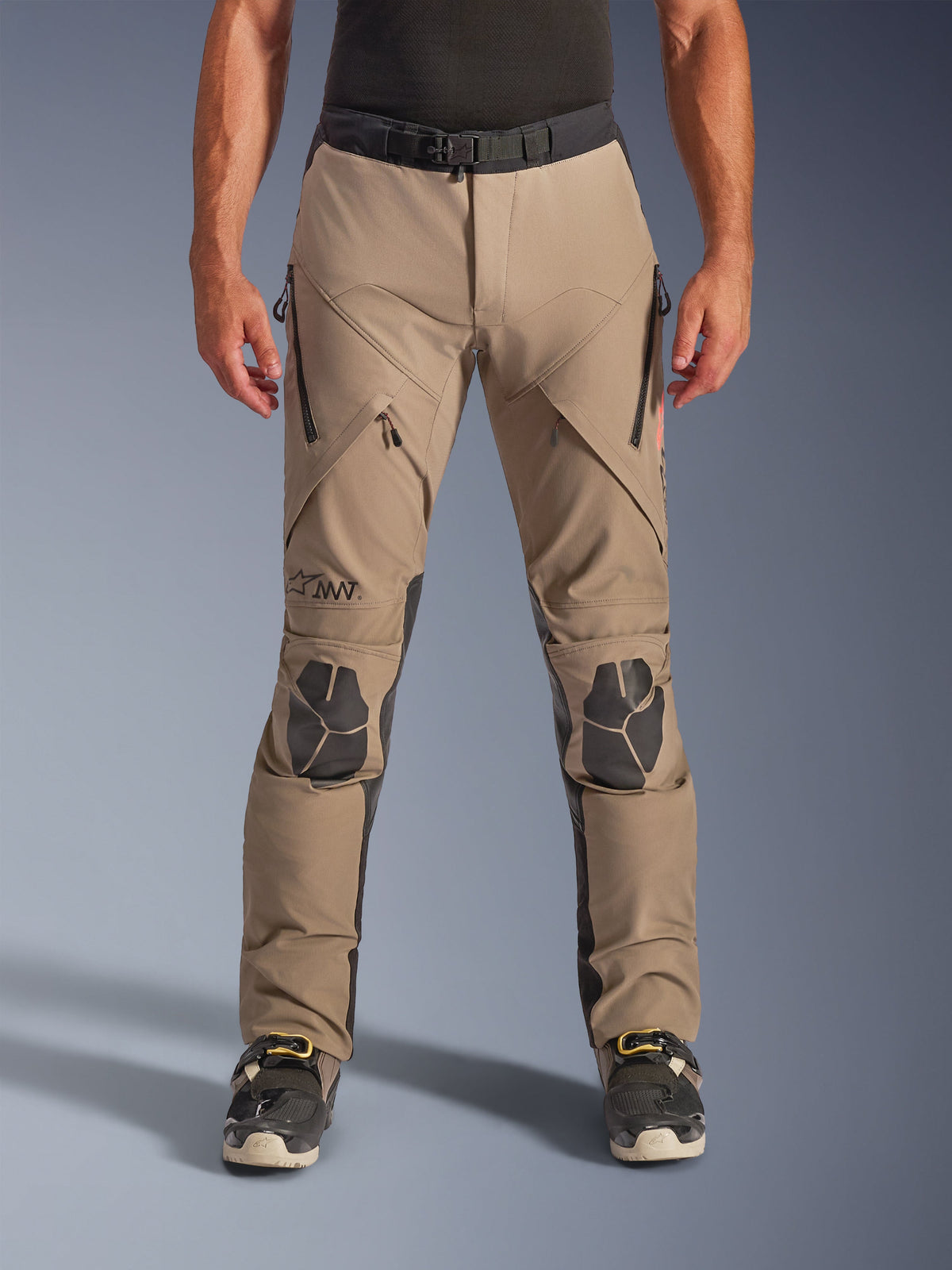Pantalon Alpinestars AMT-8 Stretch Drystar® XF, pantalon d'aventure noyer et noir, doté d'aérations zippées sur les cuisses, de panneaux de renfort noirs aux genoux et d'une ceinture réglable à la taille, conçu pour le touring par tous les temps.