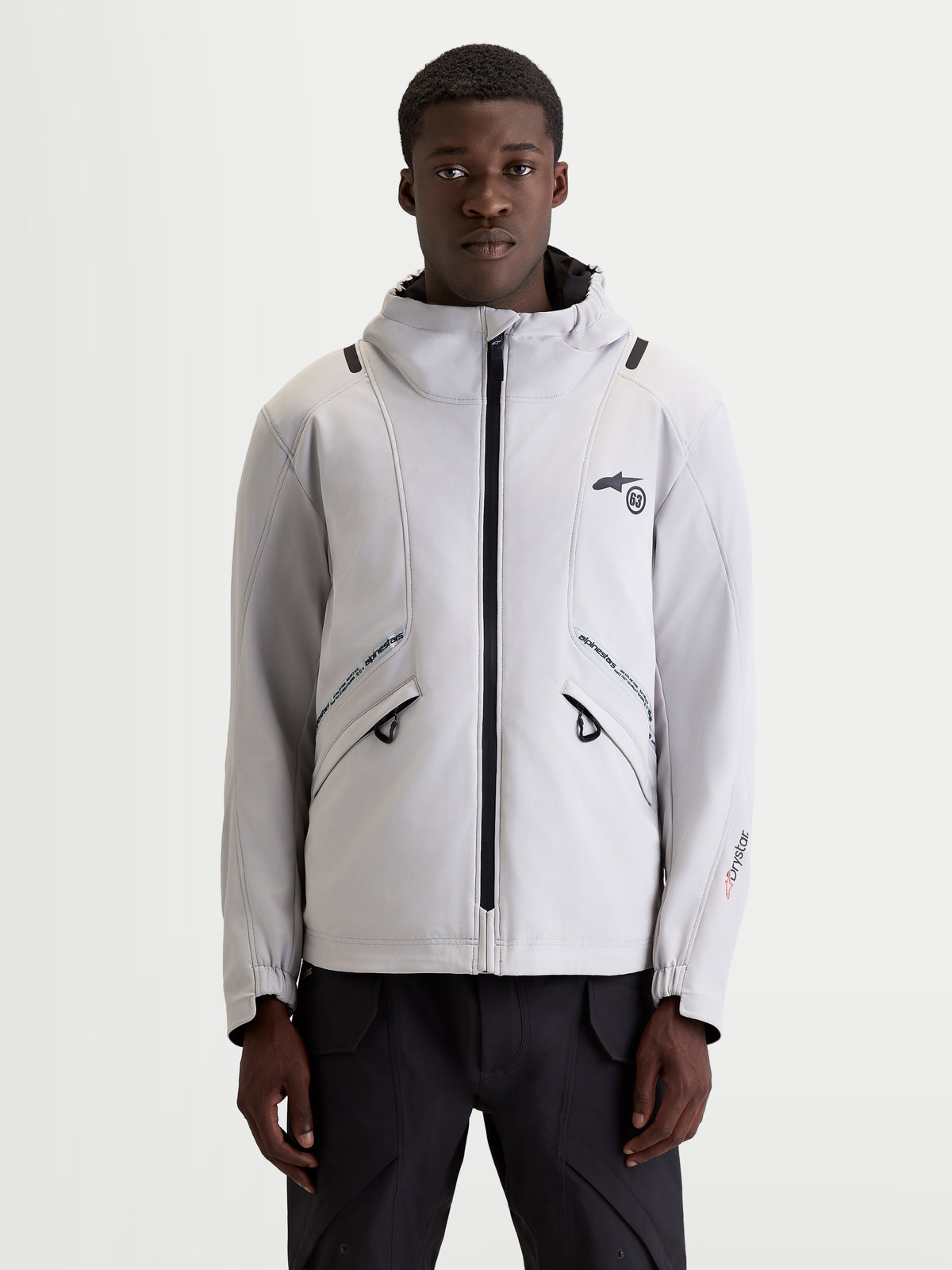 Alpinestars C 5 Drystar Veste, veste de moto urbaine pour homme en gris clair et noir, vue de face sur un modèle portant une capuche intégrée et un vêtement de protection