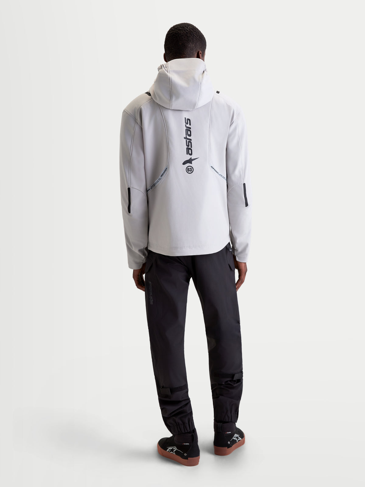 Alpinestars C 5 Drystar Veste, veste de moto urbaine contemporaine pour homme en gris clair et noir, vue de dos montrant la capuche intégrée et le marquage réfléchissant portée par un modèle