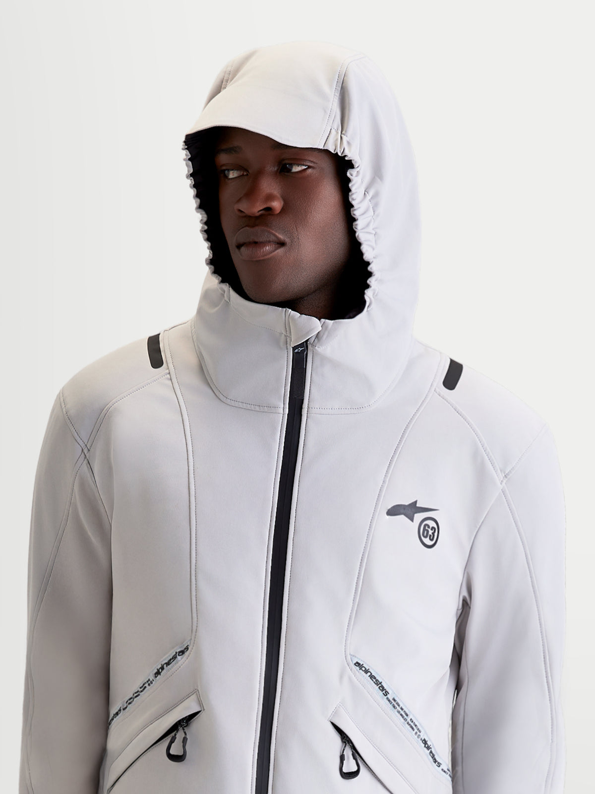 Alpinestars C 5 Drystar Veste, veste de moto urbaine contemporaine textile pour homme en gris clair et noir, vue du haut du corps d'un modèle portant la veste avec sa capuche intégrée relevée