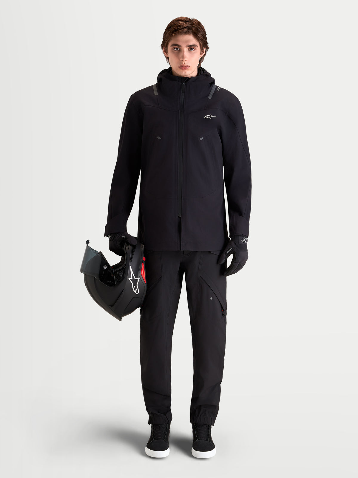 Alpinestars C 7 Drystar XF Veste, veste de moto urbaine pour homme noire, vue de face sur un modèle portant un pantalon assorti et tenant un casque