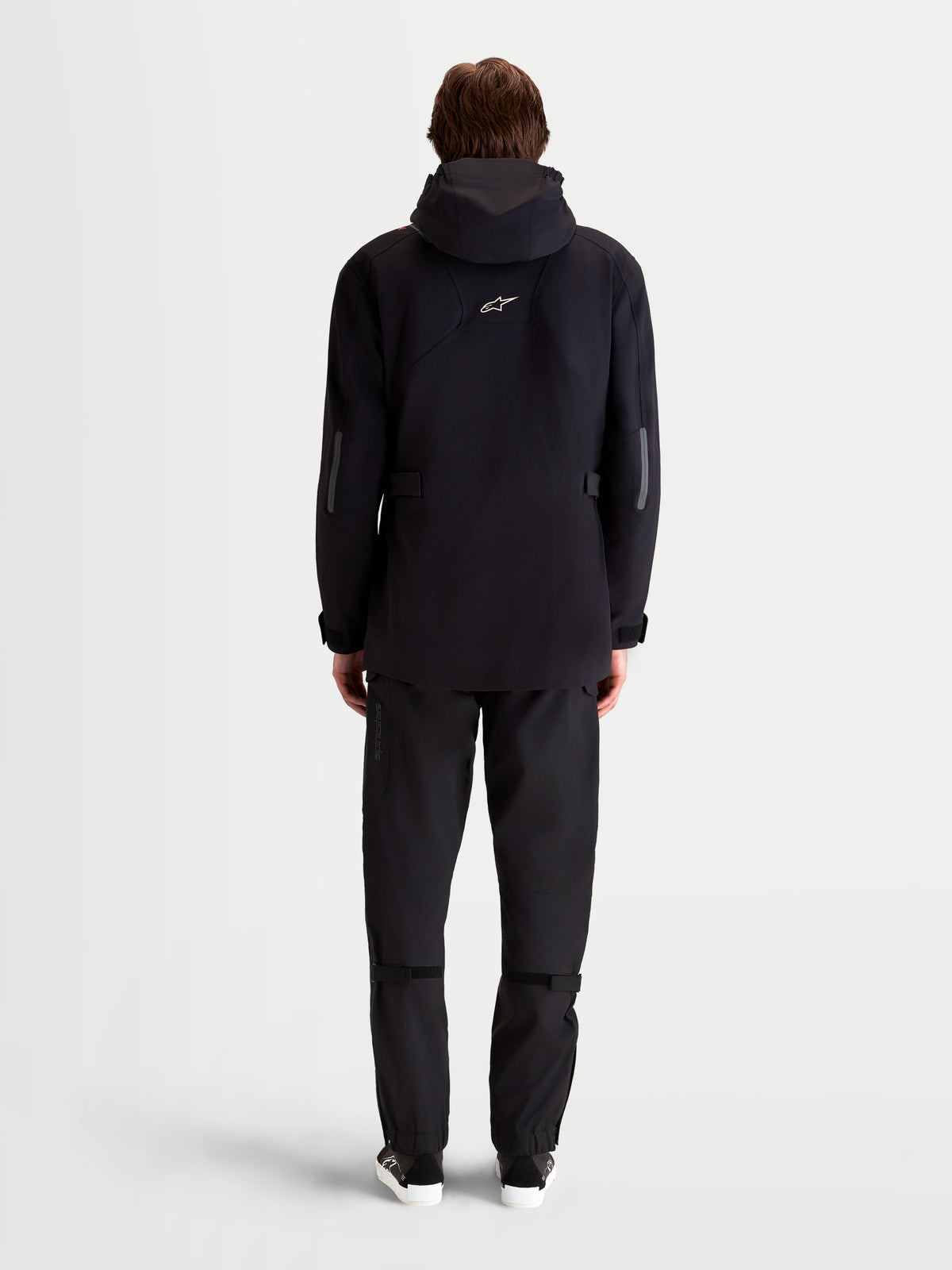 Alpinestars C 7 Drystar XF Veste, veste de moto urbaine et contemporaine pour homme noire, vue de dos sur un modèle montrant la coupe longue, la capuche intégrée et les détails réfléchissants
