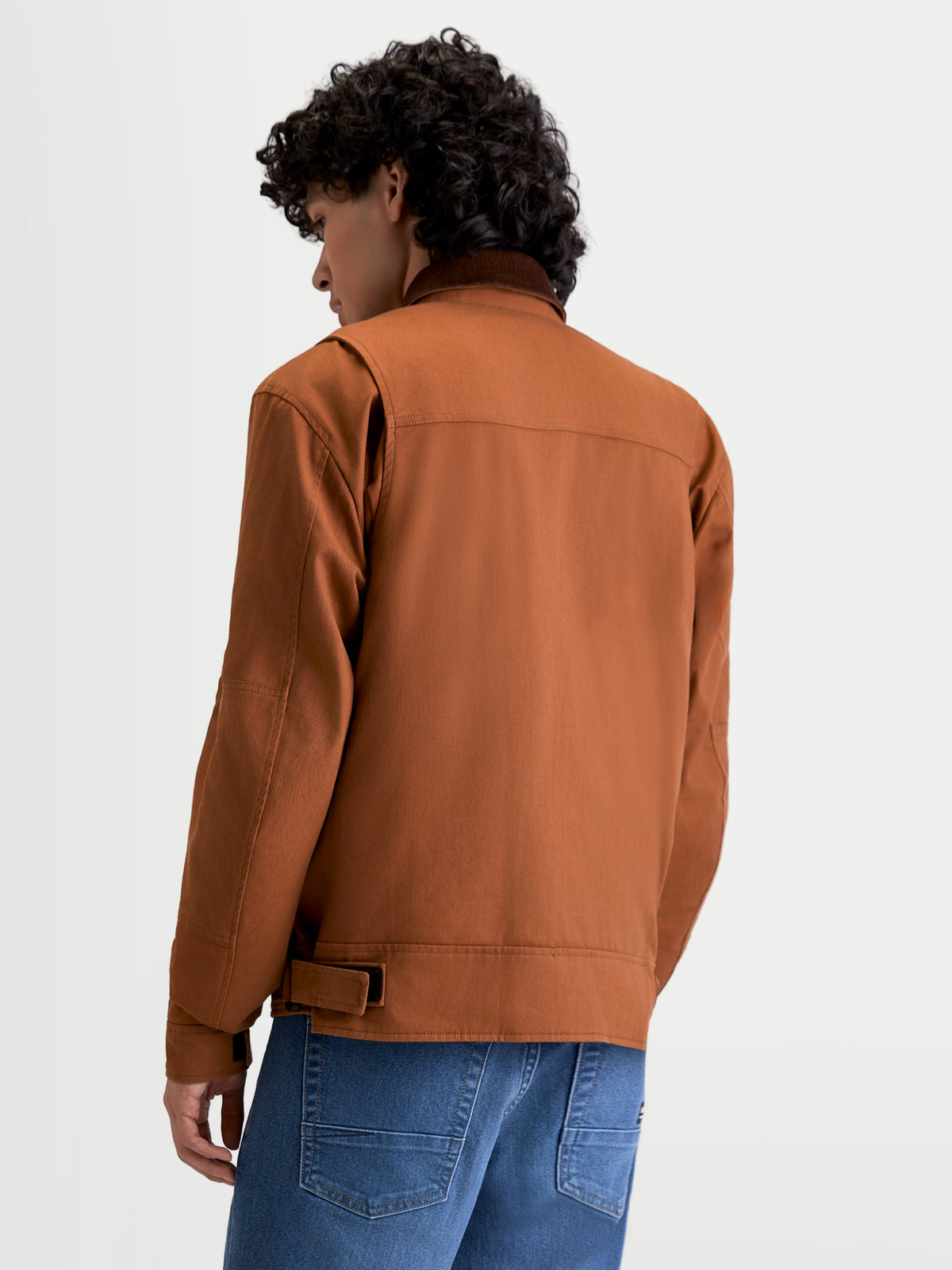 Alpinestars Mustang Wp Veste, veste de moto urbaine pour homme en rouille foncé et marron foncé, vue de dos sur un modèle montrant la construction en sergé extensible d'inspiration workwear et les détails à soufflet aux épaules