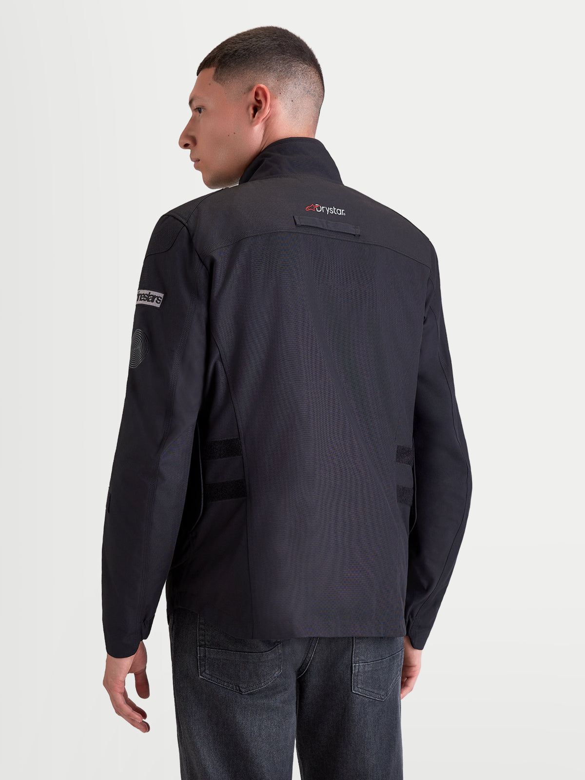 Alpinestars Altan Drystar Veste, veste de moto textile urbaine contemporaine pour homme noire, vue de dos sur un modèle portant la veste de moto imperméable avec technologie Drystar et col montant intégré