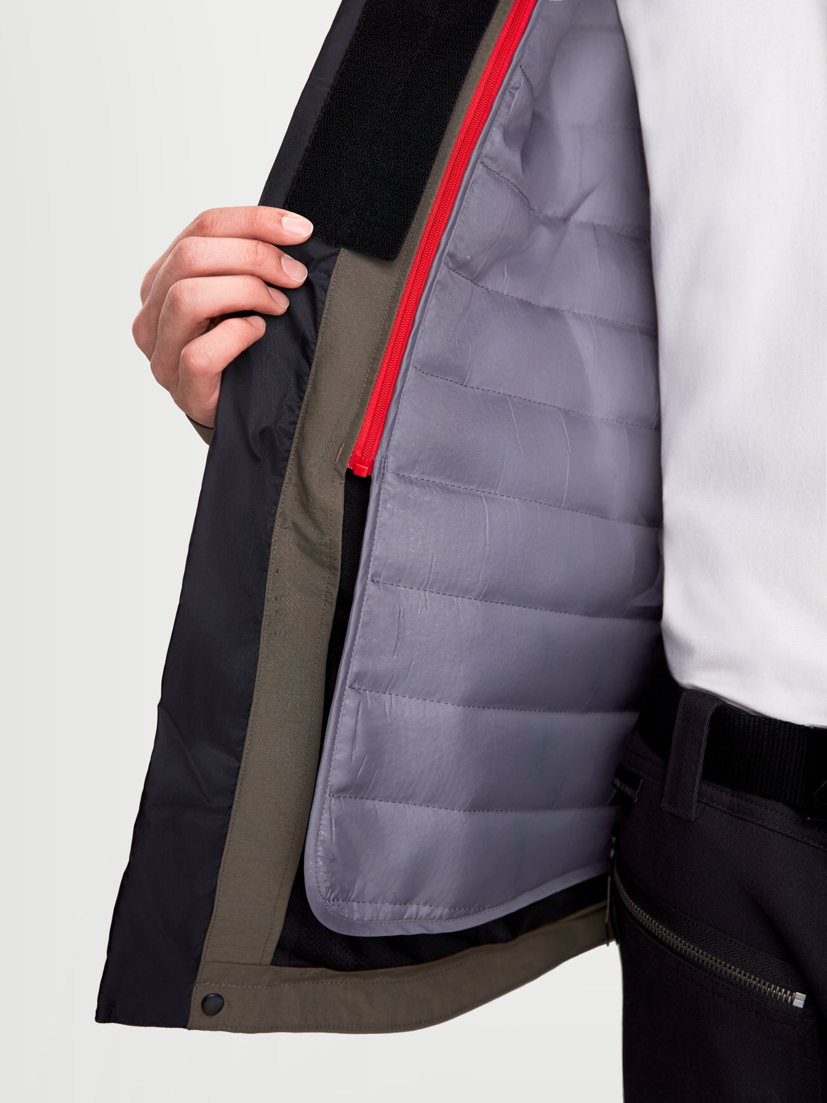 Alpinestars Altan Drystar Veste, veste de moto urbaine contemporaine pour homme en coloris marron et noir, vue rapprochée montrant la doublure thermique et la construction imperméable
