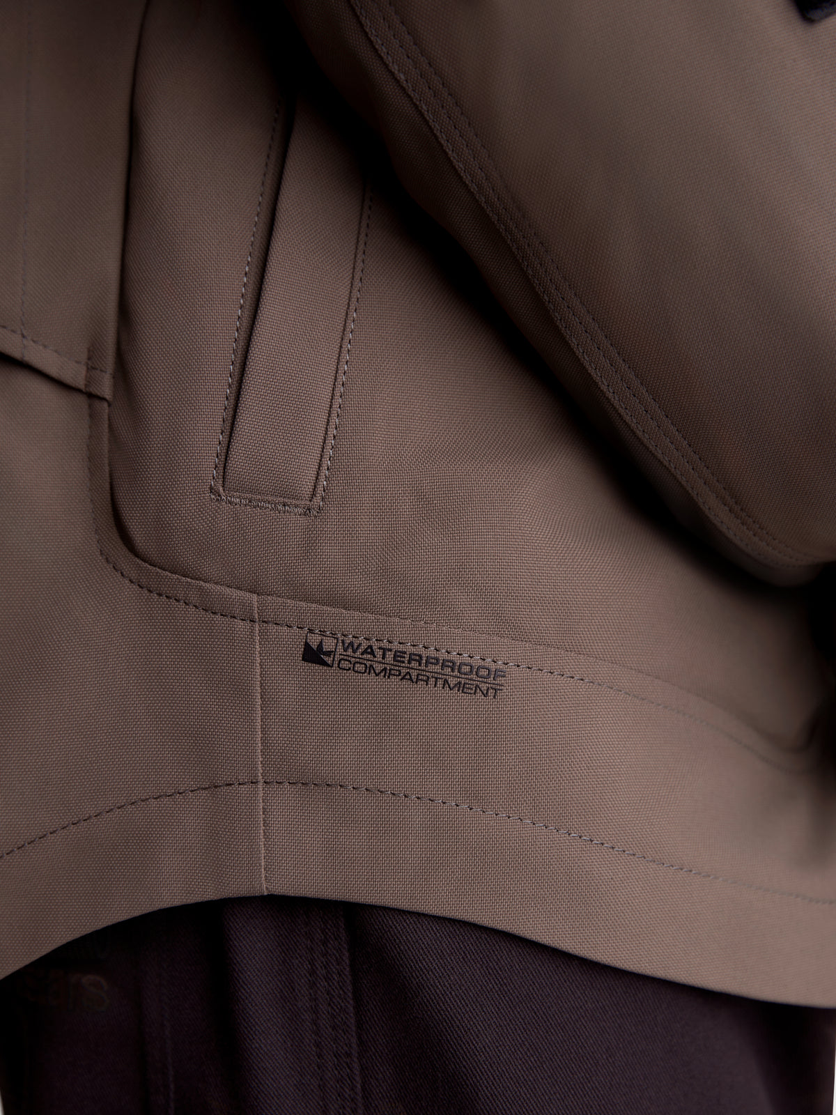 Alpinestars Altan Drystar Veste, gros plan sur le détail de la poche et du compartiment imperméable marron de la veste de moto en textile polyfabric mat