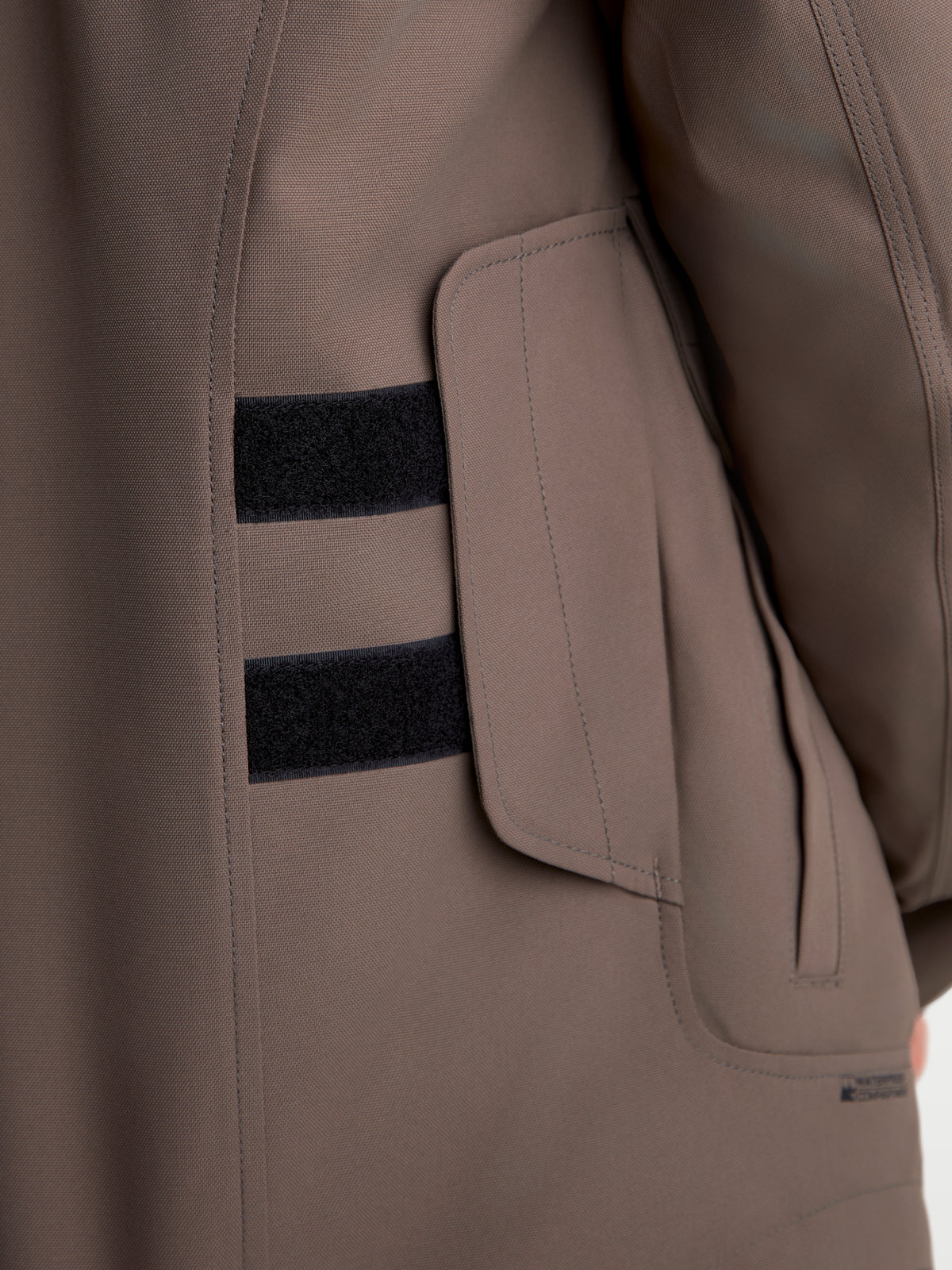 Alpinestars Altan Drystar Veste, veste de moto urbaine contemporaine pour homme, marron marron avec des détails noirs, vue rapprochée d'une poche cargo latérale et de sangles de taille réglables