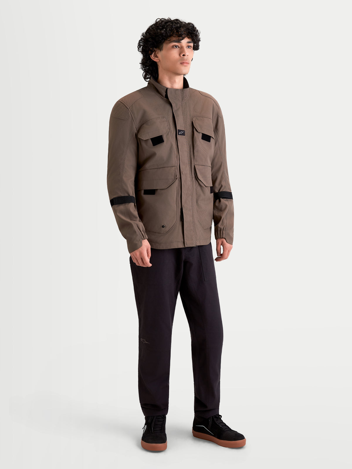 Alpinestars Altan Drystar Veste, veste de moto urbaine contemporaine en textile pour homme couleur marron et noir, vue de face sur un modèle portant la veste style veste de campagne avec poches cargo utilitaires
