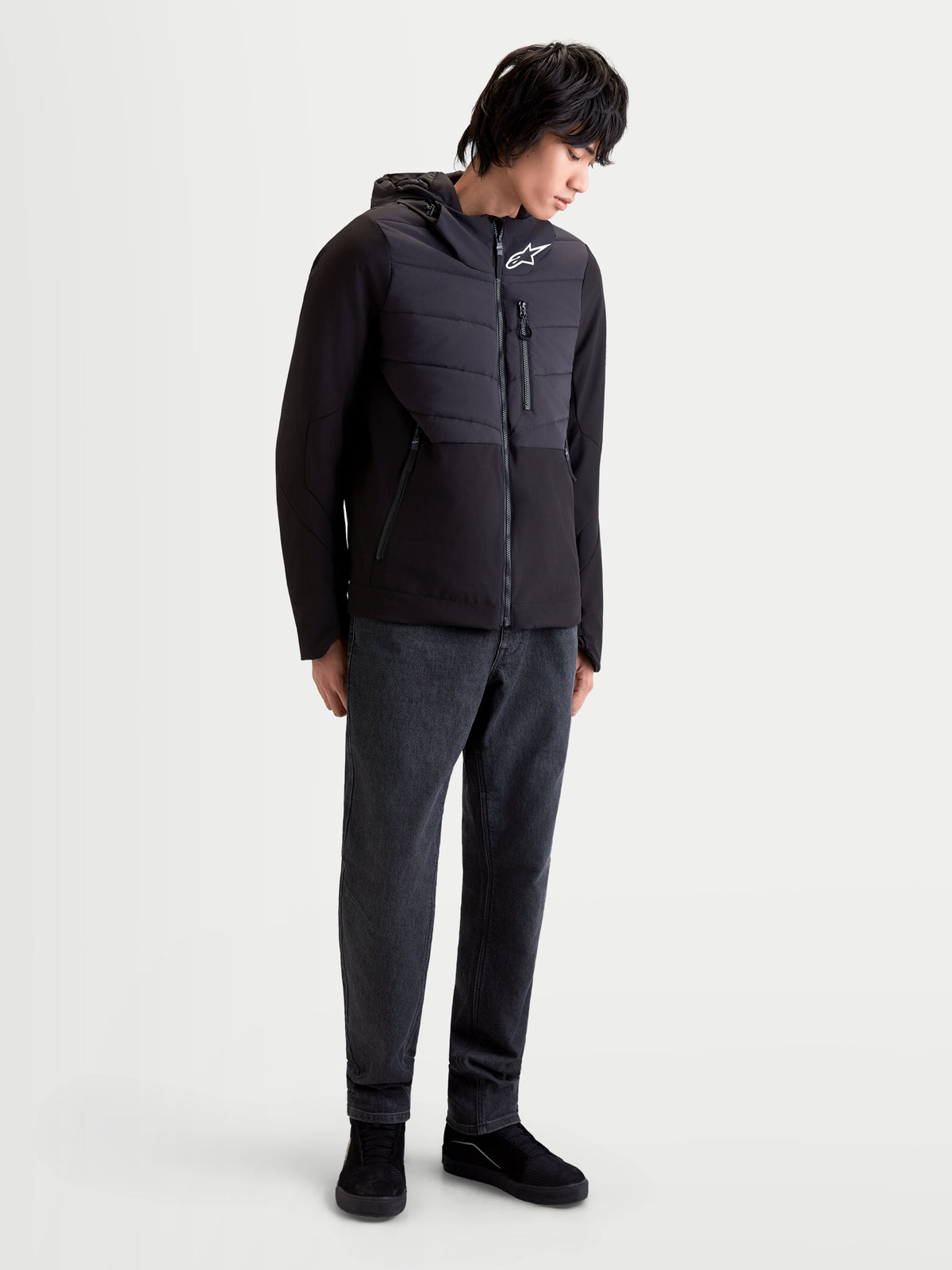 Alpinestars Therma Tech Wp Veste, veste de moto urbaine pour homme noire, vue de face sur un modèle portant la veste imperméable isolante