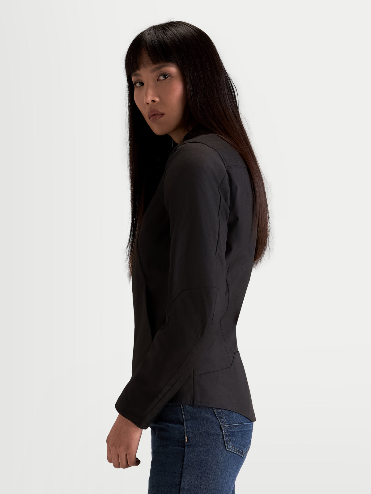 Alpinestars Stella C-1 Waterproof Jacket, veste de moto urbaine en textile pour femme en coloris noir, vue de profil latéral portée par un modèle avec des manches ergonomiques et une construction en polyfabric