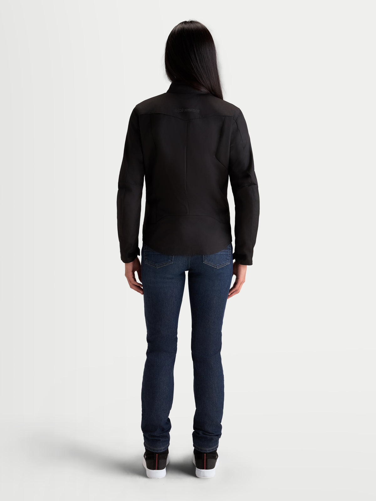 Alpinestars Stella C-1 Waterproof Veste, veste de moto urbaine en textile pour femme, noire, vue de dos montrant la construction ergonomique du dos 3D et la coque en polyfabric imperméable portée par un modèle