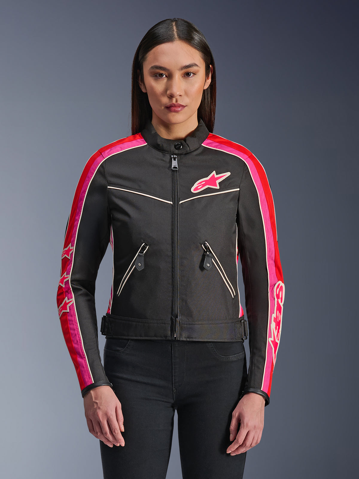 Alpinestars Stella T-Dyno WR Jacket, veste de moto textile pour femme, noire avec accents rouge vif et fuchsia, bandes fuchsia et logos étoilés sur les manches et la poitrine, poches zippées, coupe biker d'inspiration vintage
