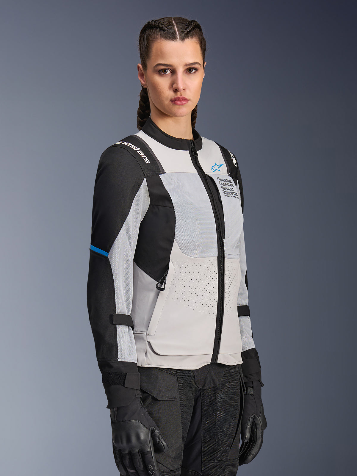 Alpinestars Stella ST-2 Air Jacket, veste de moto pour femme, gris glace et noir, larges panneaux de ventilation en maille et perforations découpées au laser, marquage « Alpinestars Exploration Equipment » sur la poitrine, équipement technique de conduite estivale
