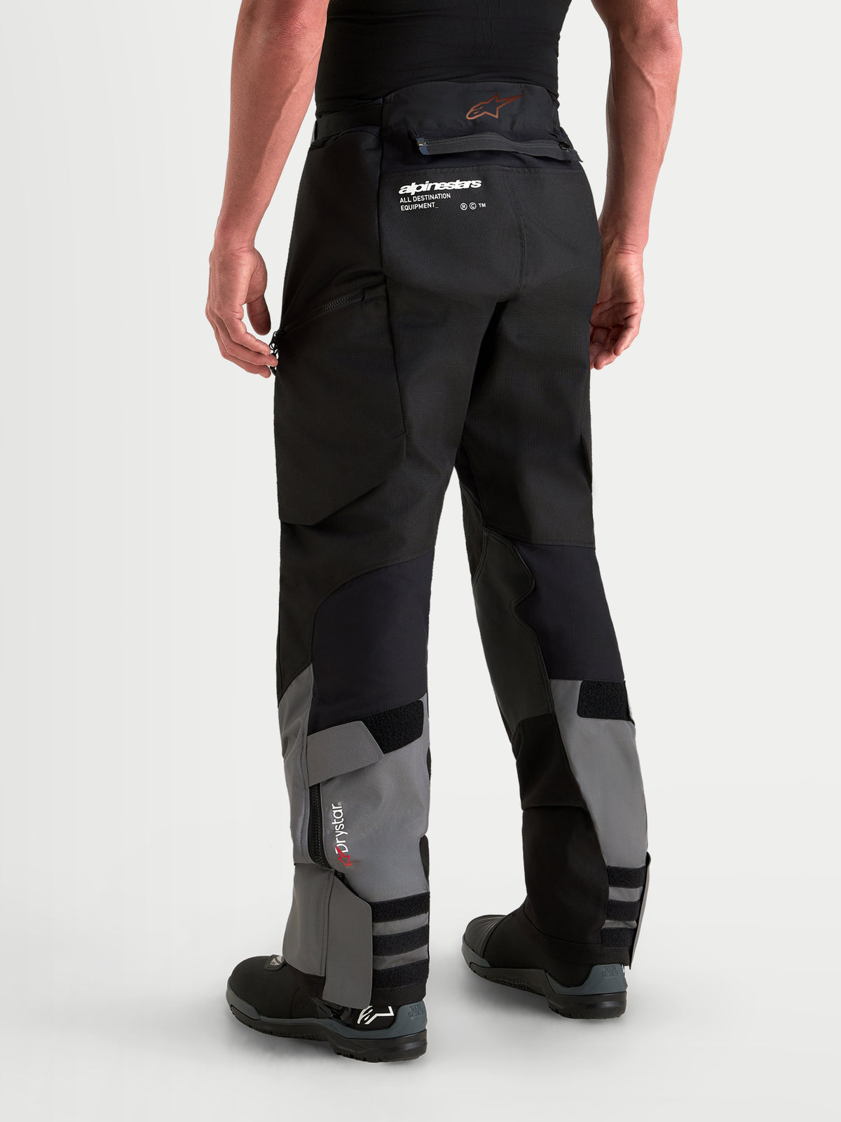 Alpinestars Harok V 2 Drystar Pantalons, pantalon de moto adventure gris et noir, vue de dos, porté par un pilote