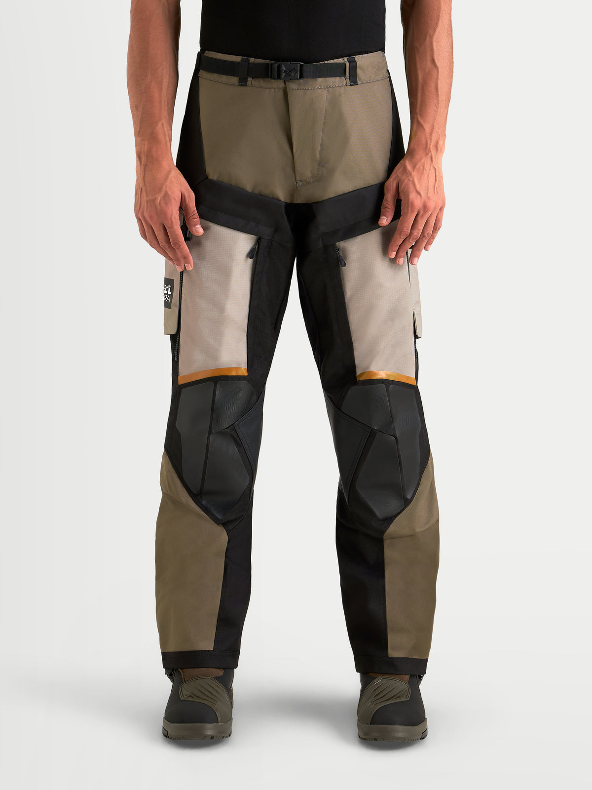 Alpinestars Harok V2 Drystar Pantalons, pantalon de moto adventure pour homme, aluminium, marron et noir, construction en textile ripstop résistant, vue de face sur un modèle