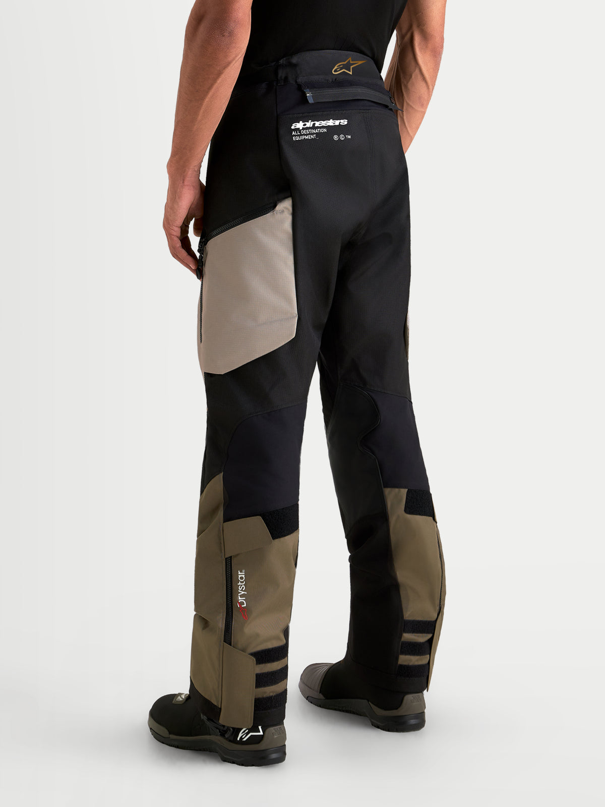 Alpinestars Harok V2 Drystar Pantalons, pantalon de moto adventure pour homme en aluminium, marron et noir, vue de dos montrant la construction ripstop durable et le marquage Drystar