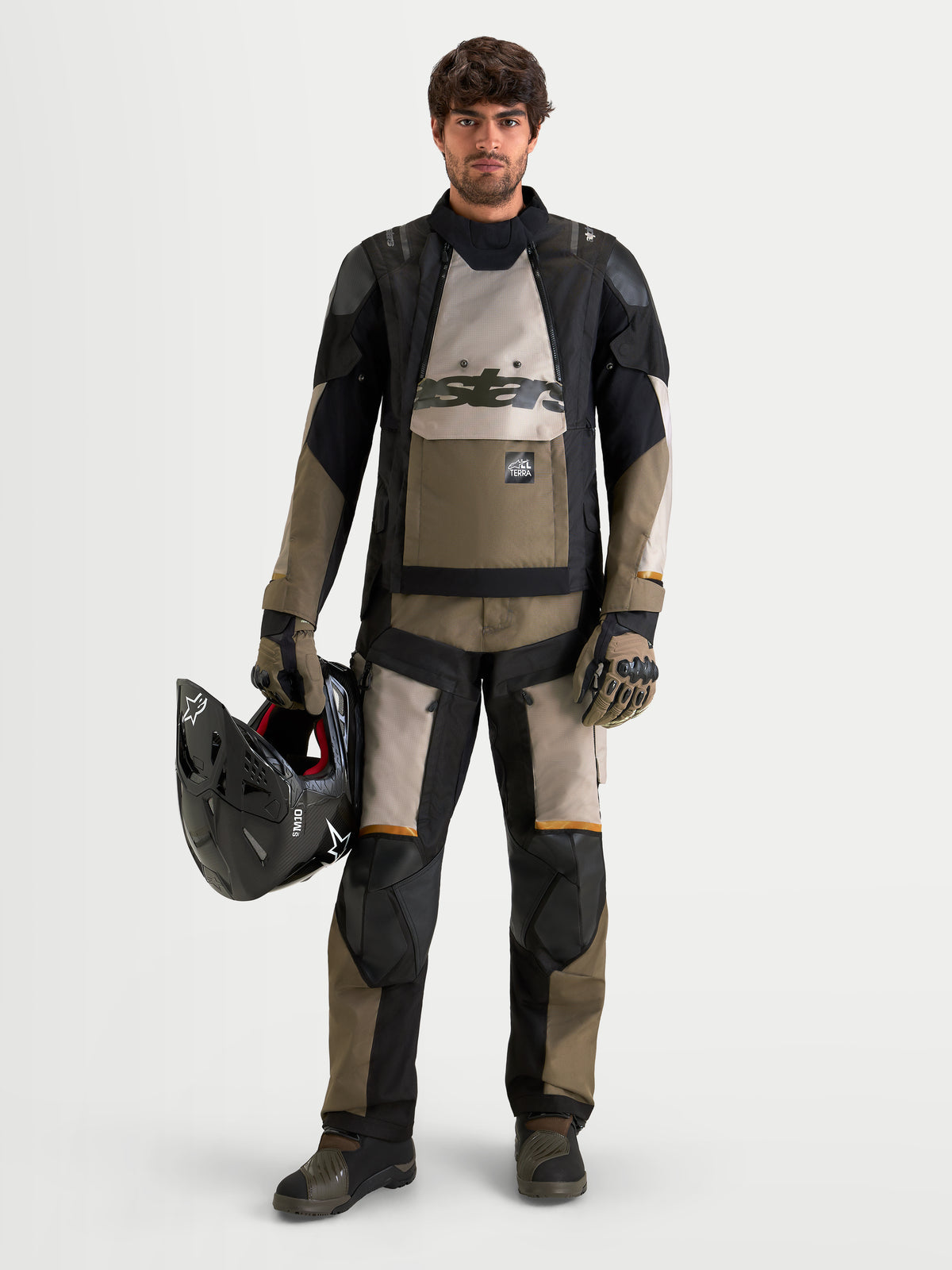 Alpinestars Harok V 2 Drystar Pantalons, pantalon de moto adventure pour homme, aluminium, marron et noir, porté par un pilote tenant un casque