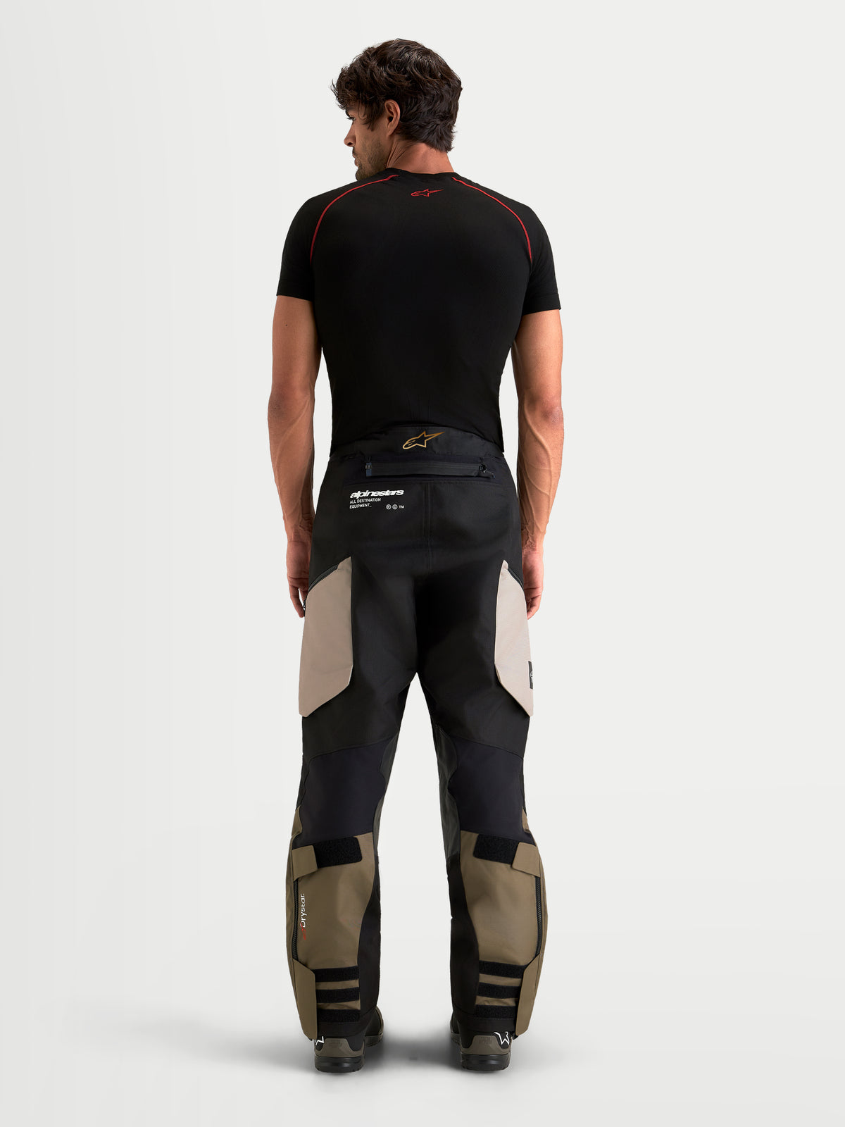 Alpinestars Harok V2 Drystar Pantalons, pantalon de moto adventure pour homme, aluminium, marron et noir, vue de dos sur un modèle avec construction robuste en ripstop et design over-the-boot