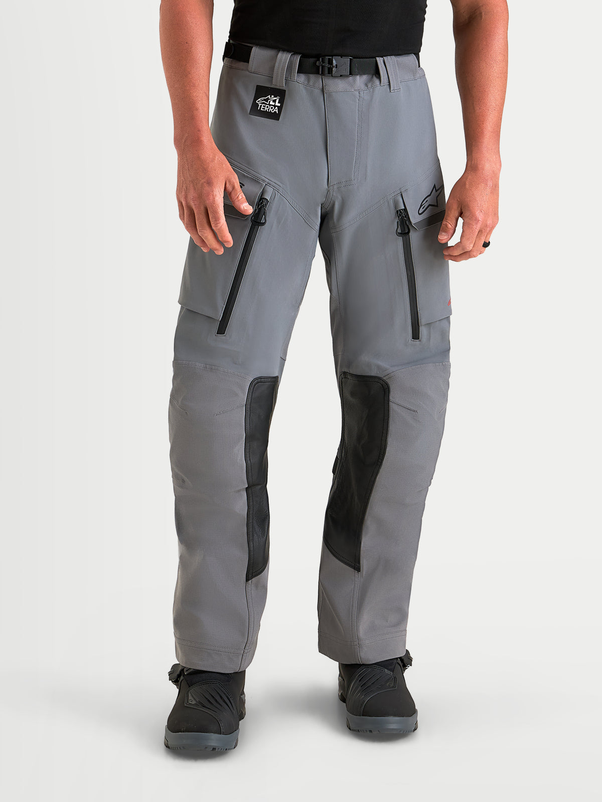 Alpinestars Maxdura Drystar XF Laminated Pantalons, pantalon de moto adventure pour homme gris et noir, construction imperméable à 3 couches et aérations zippées aux cuisses, porté par un modèle