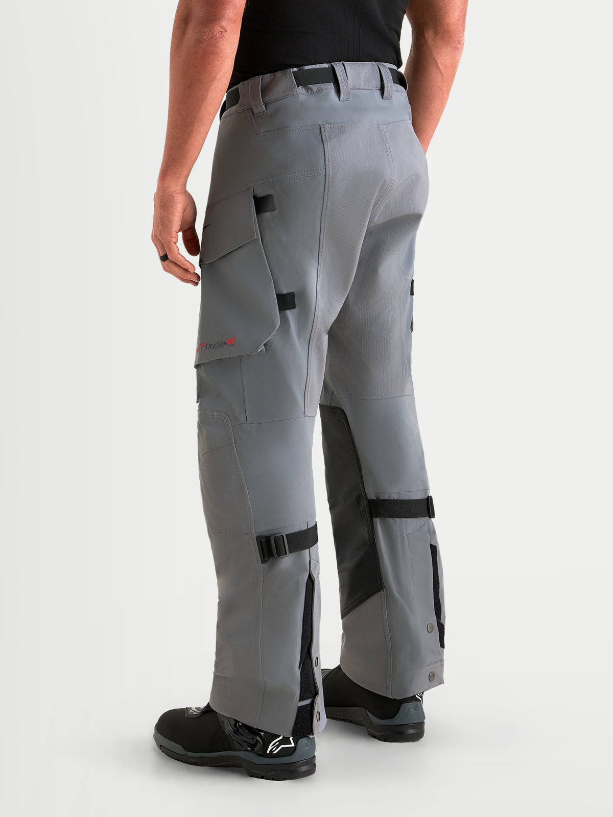 Alpinestars Maxdura Drystar XF Laminated Pantalons, pantalon de moto adventure pour homme, gris foncé et noir, poches cargo et bas de jambes ajustables, vue de dos sur un modèle