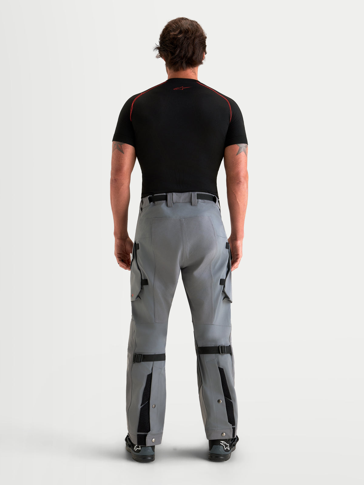 Alpinestars Maxdura Drystar XF Laminated Pantalons, pantalon de moto adventure pour homme gris, vue de dos montrant la construction textile imperméable, la ceinture intégrée et le bas des jambes ajustable