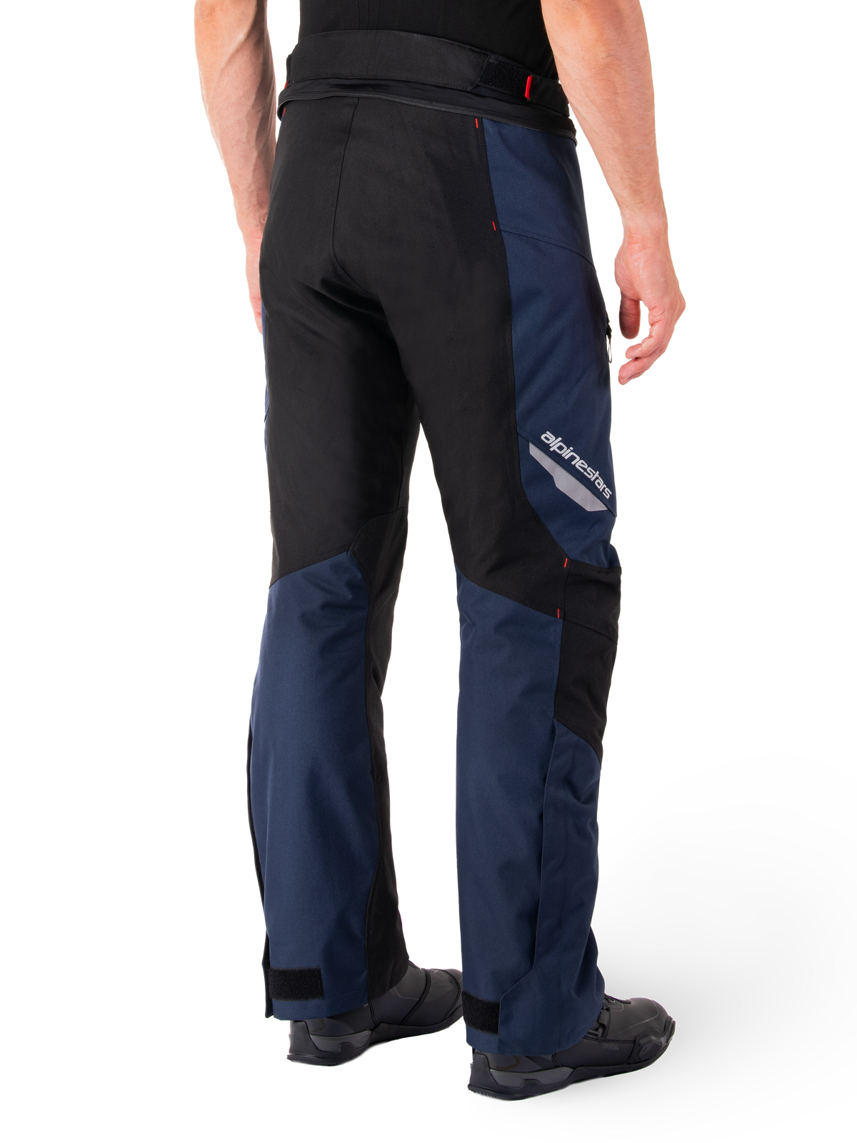 Pantalon imperméable Alpinestars St-1 WP, bleu foncé, noir et rouge vif, vue arrière montrant des panneaux contrastés noirs, logo Alpinestars réfléchissant sur la cuisse, coupe ergonomique pour le touring moto