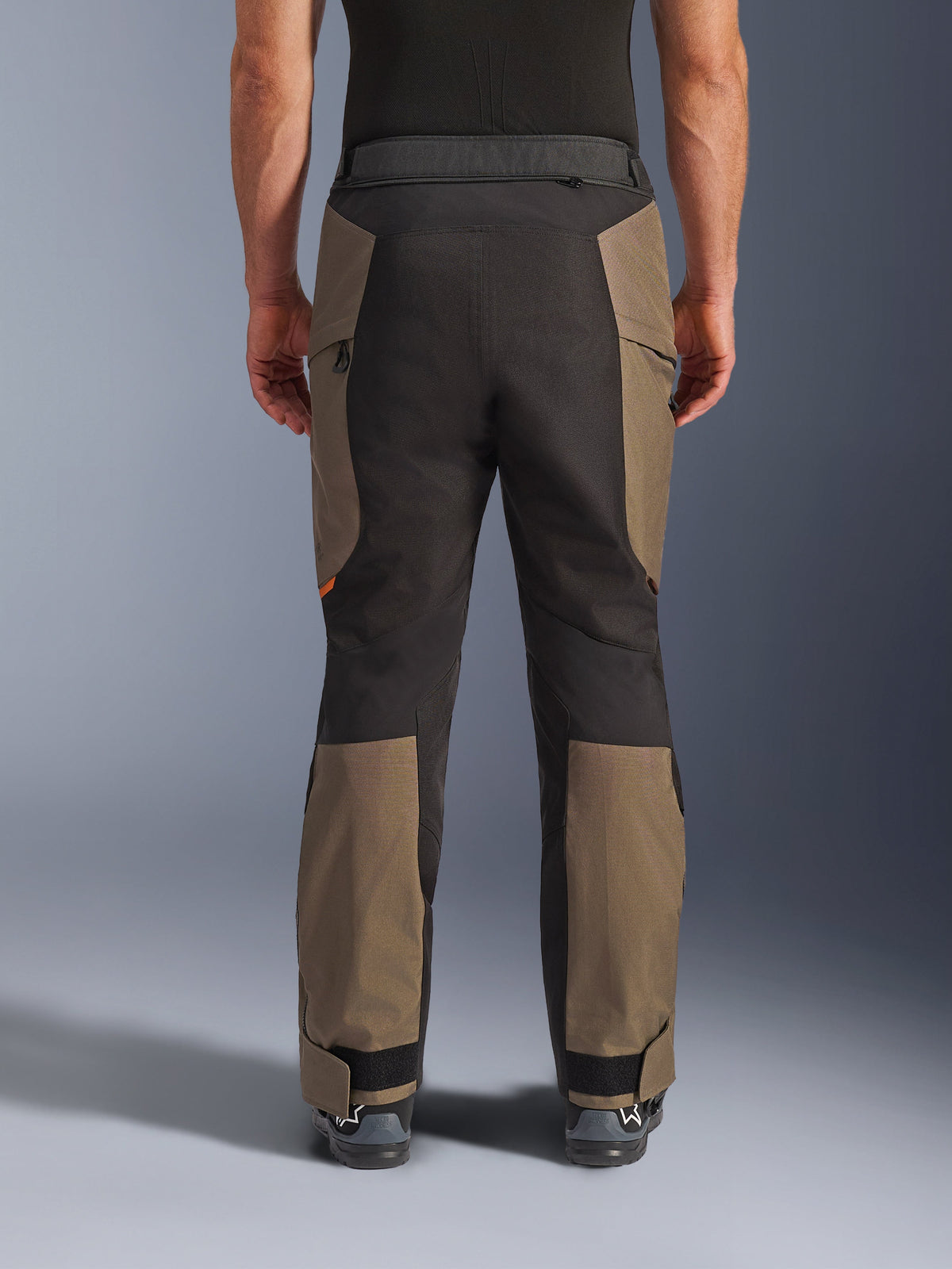 Pantalon Alpinestars Cusco Drystar®, pantalon de moto d'aventure, Walnut Black, vue arrière sur modèle, construction textile durable avec panneaux contrastés, ourlet ajustable et détail zippé à la taille pour le touring et l'aventure