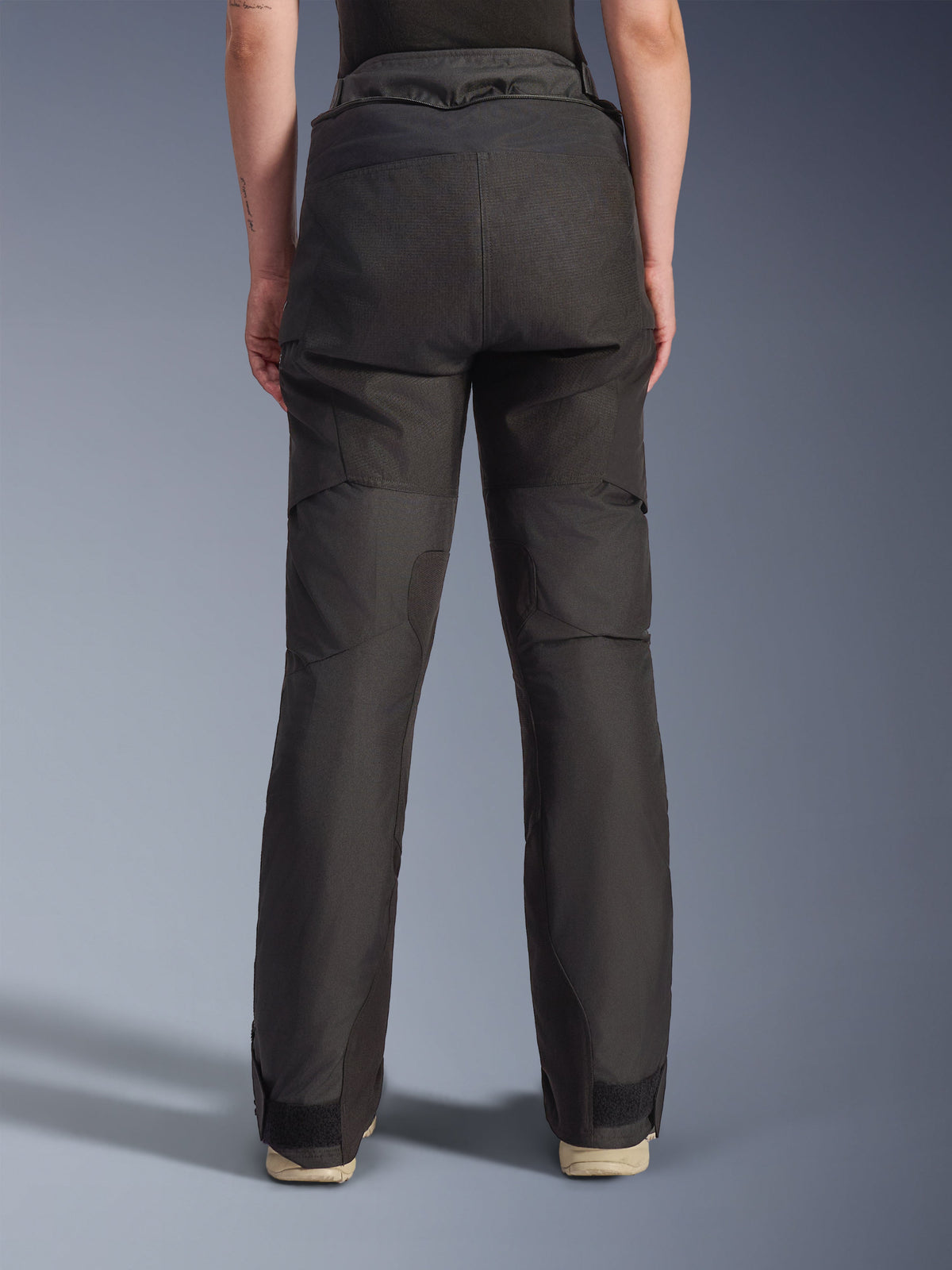 Alpinestars Stella Andes V4 Drystar®, pantalon de moto pour femme, noir, vue arrière présentant une construction technique en textile avec des panneaux renforcés, une taille et des bas de jambes ajustables, et une conception durable pour le touring d'aventure.