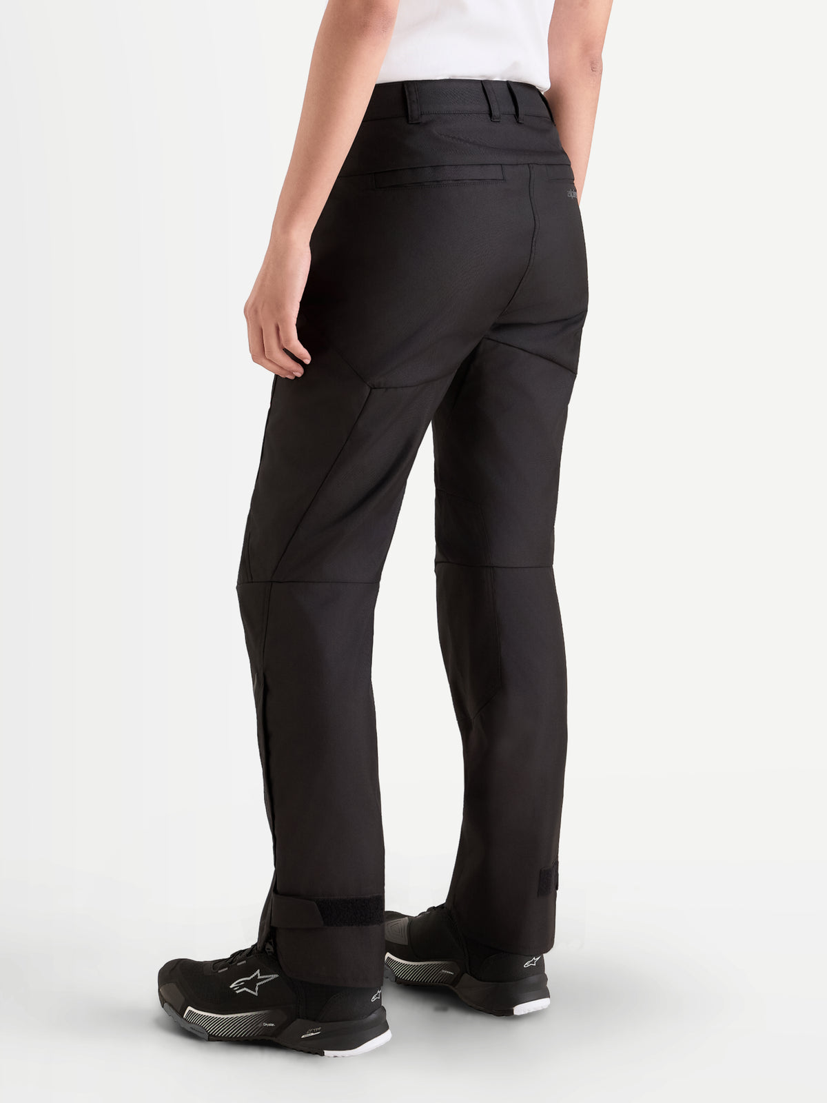 Alpinestars Stella C 1 Waterproof Pantalons, pantalon de moto urbain pour femme noir, vue de dos montrant la construction en polyfabric durable, les passants de ceinture et la coupe droite sur un modèle