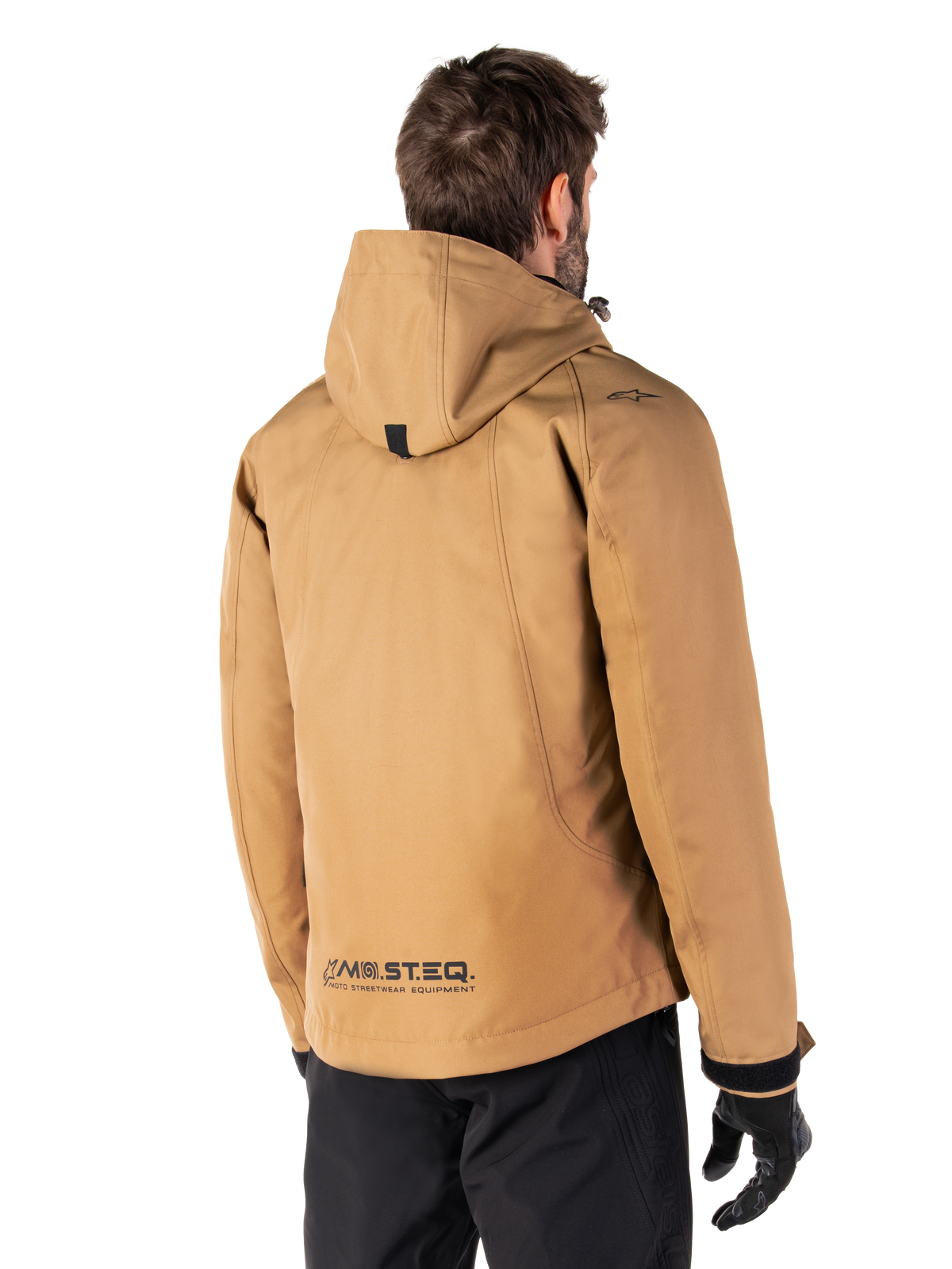 Parka imperméable Morush Alpinestars, veste de moto, brun, vue arrière montrant la capuche et le marquage réfléchissant MO.ST.EQ., design inspiré du streetwear urbain avec une utilité moderne pour les motards