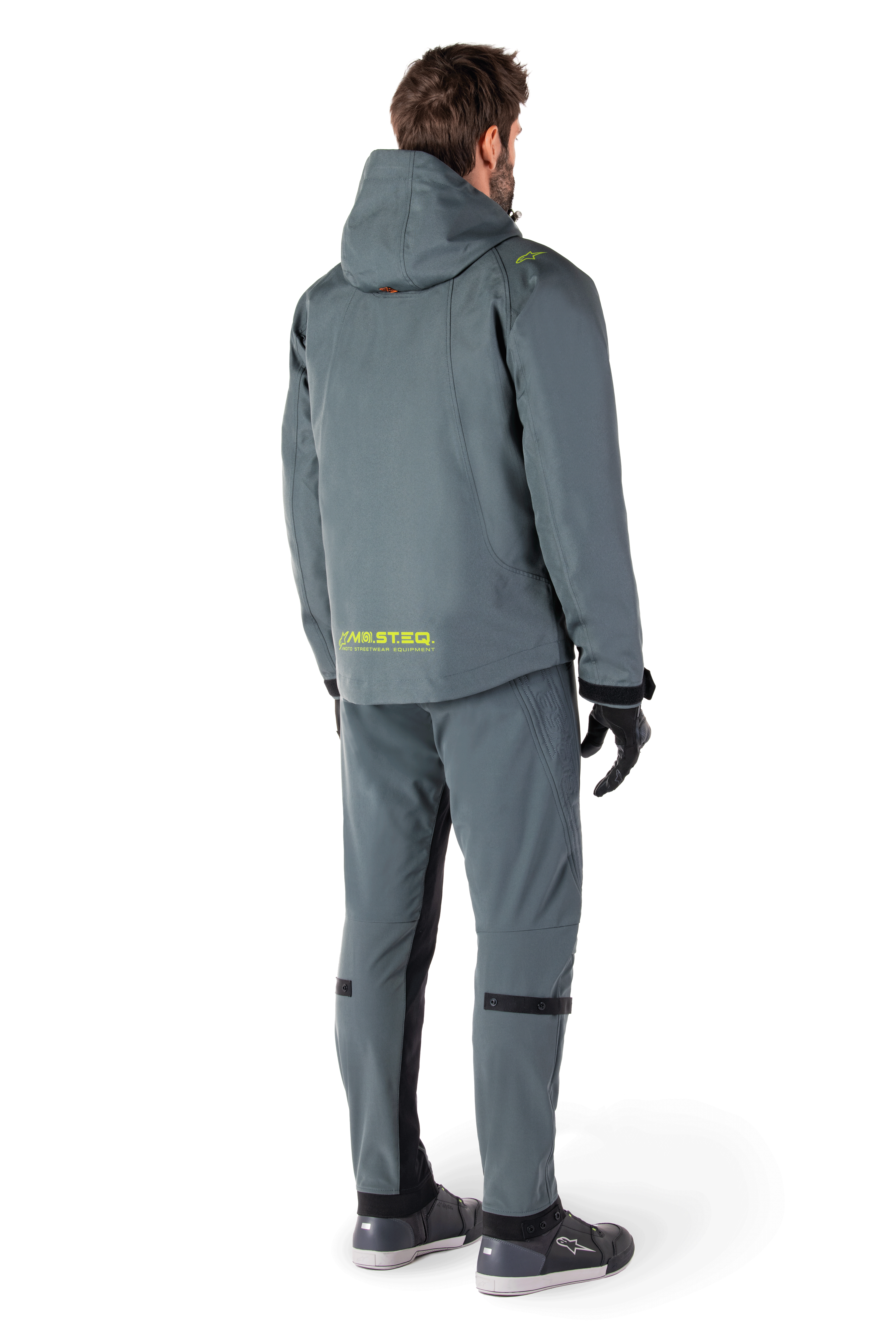 Parka imperméable Alpinestars Morush en Urban Gray, veste de moto coupe longue au design inspiré du streetwear, avec capuche anti-tempête, grandes poches utilitaires 3D à l'avant et logo réfléchissant MO.ST.EQ. au dos.
