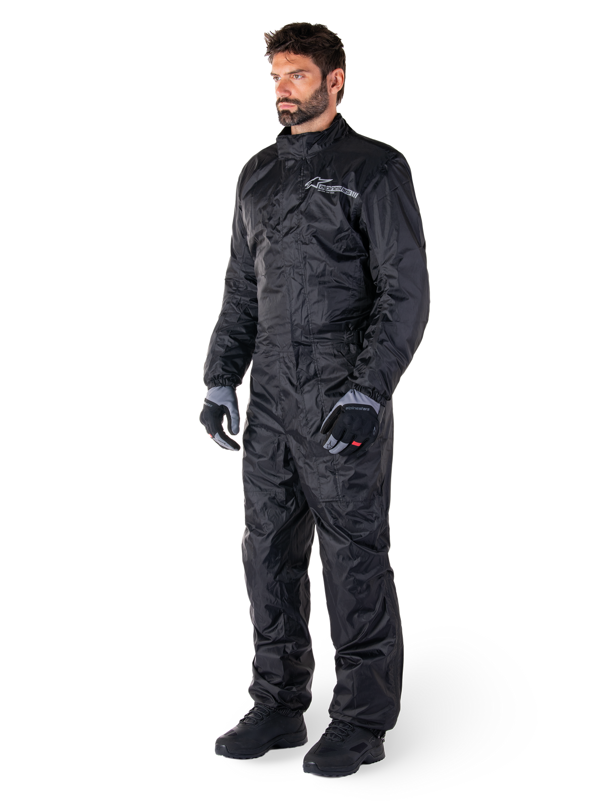 Combinaison Alpinestars Hurricane Rain V2, Noir, combinaison de pluie moto imperméable une pièce, portée avec des gants et des bottes, logo Alpinestars réfléchissant sur la poitrine, conception légère pour une protection par temps de pluie