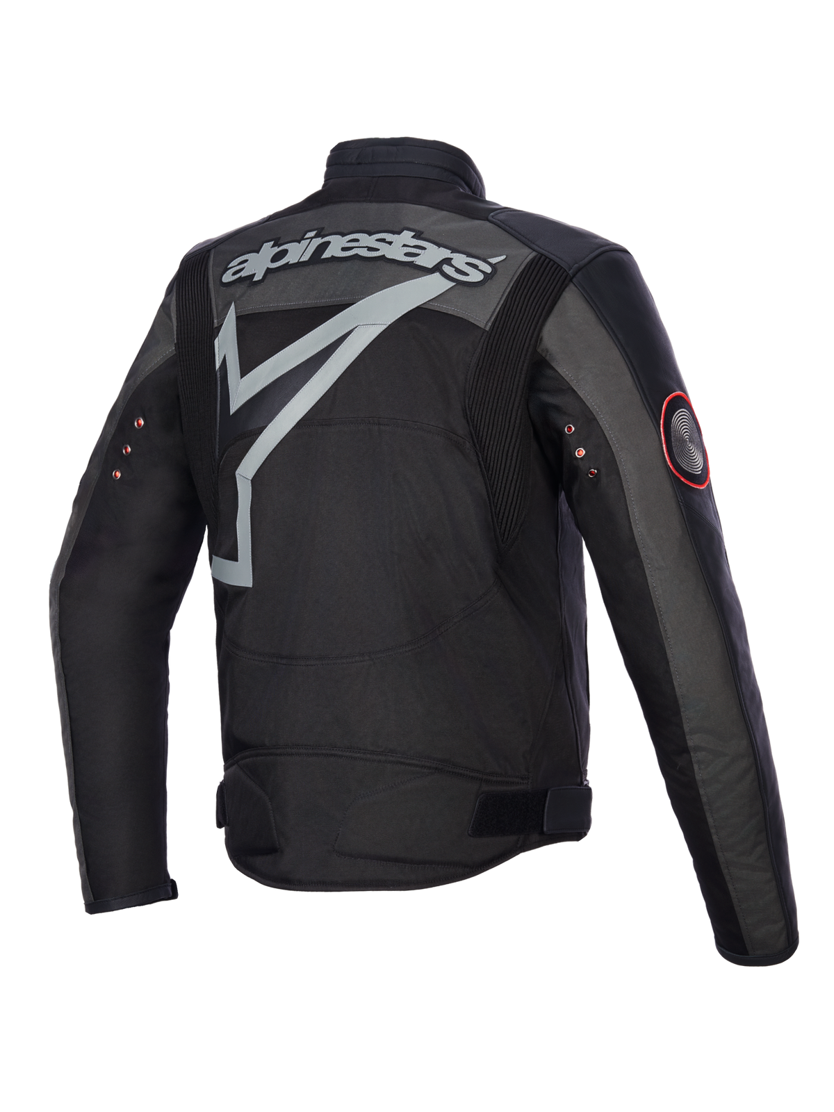 Veste Alpinestars Axton, veste de moto, noir anthracite rouge tangerine, vue de dos montrant le grand logo gris enveloppant et le lettrage, panneaux accordéon aux épaules et œillets métalliques vintage sur les manches, conception en textile et cuir.