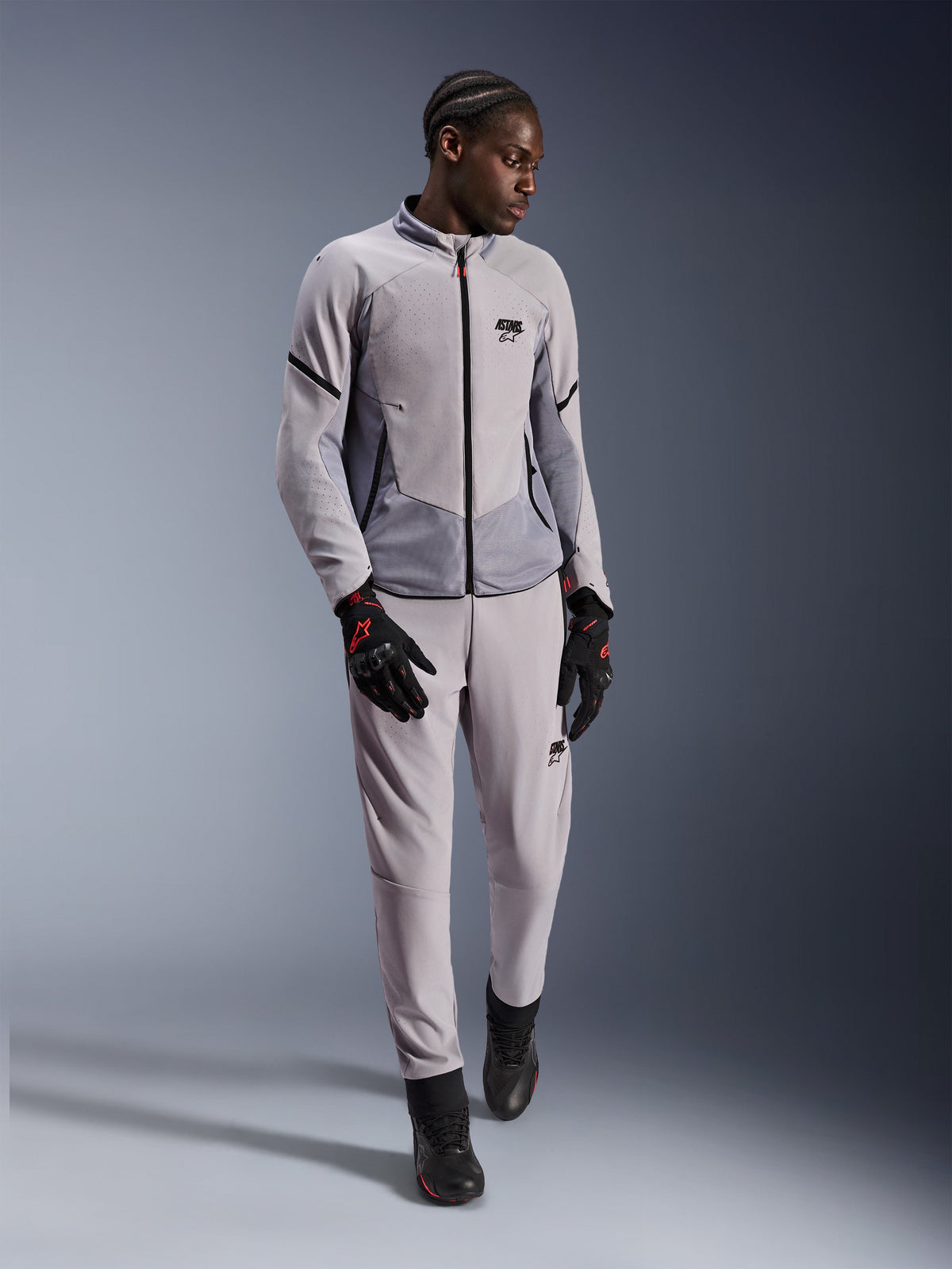 Veste Alpinestars Aeroshell Airflow, Gris Moyen Anthracite, veste de moto en textile avec perforations au laser et panneaux en maille, portée avec un pantalon assorti et des accessoires de moto noirs, design léger et sportif pour des performances par temps chaud