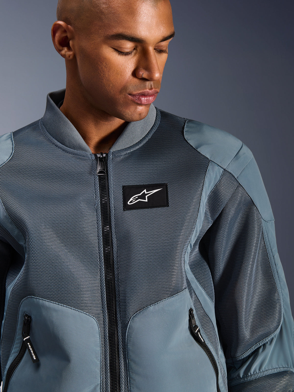 Veste Flight Air Alpinestars, Storm Gray, veste de moto urbaine, dotée de panneaux en maille 3D et d'un col côtelé style bomber, avec écusson logo Alpinestars noir sur la poitrine, textile technique respirant pour les trajets par temps chaud