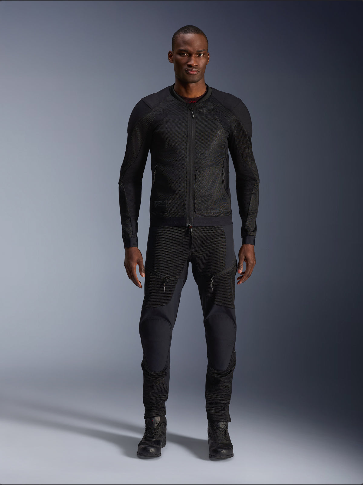 Veste Alpinestars Troop-Air, veste de moto urbaine en maille 2D technique, noire, portée par un homme.