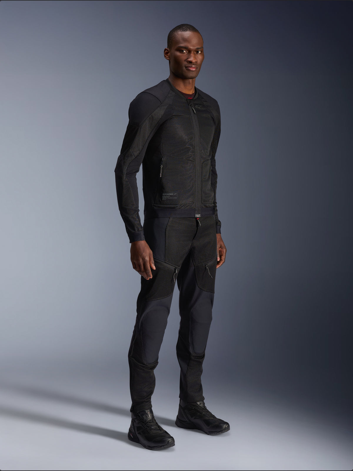 Alpinestars Troop-Air, veste de moto urbaine pour homme, noire, maille technique respirante, certifiée CE, sur mannequin.