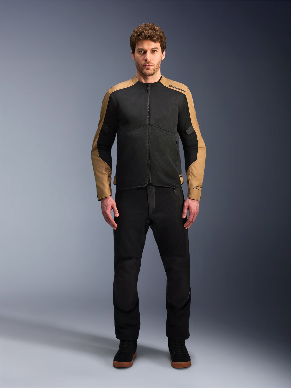 Alpinestars veste C-1 Air, veste de moto urbaine pour homme, noire et sable, avec panneaux en maille technique respirante, style contemporain épuré, portée par un mannequin.